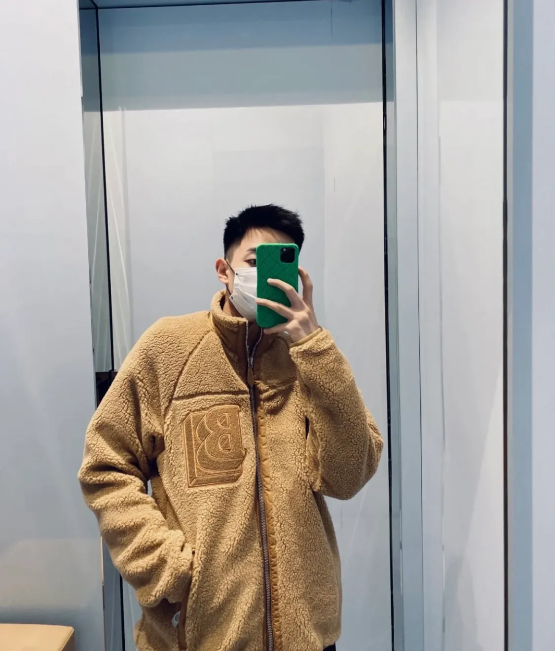 Burberry /巴寶莉 重疊字母羊羔絨外套 色織羊羔絨,定制輔料,面料起訂量1000米起,顆粒絨羊羔先經染色,再經拉毛、梳毛、剪毛、搖粒等多種複雜工藝處理,毛面呈天然不規則顆粒狀,蓬鬆密集而又不易掉毛、起球,厚實飽滿,保暖度不亞於羽絨服,胸口重疊B字母採用毛巾布面料,上身效果絕絕子 Size: XS-M 編碼:DIK102263
