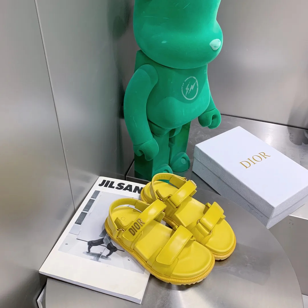 2021春夏新款 Dior-Act 平底涼鞋 厚底款式時尚、搭配貼合腳型的內底,採用格外輕盈、舒適的皮革製作。
