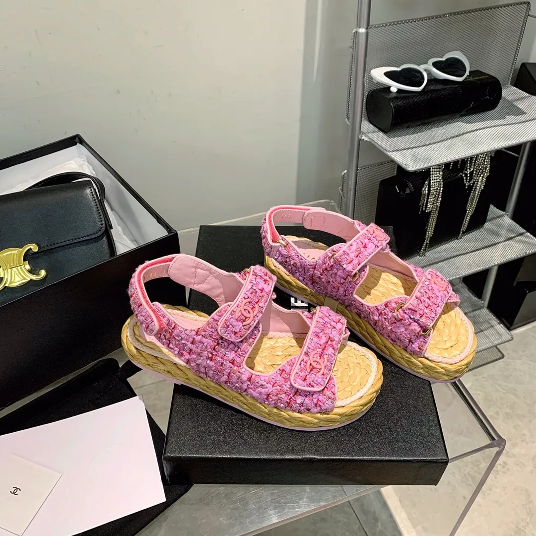 Chanel新款麻繩沙灘涼鞋🥨屬於夏天的感覺🌴🌵💐，經典的花暱材質加上夏季必備的沙灘涼鞋，打造屬於今年的時尚單品，小香控看過來吧！