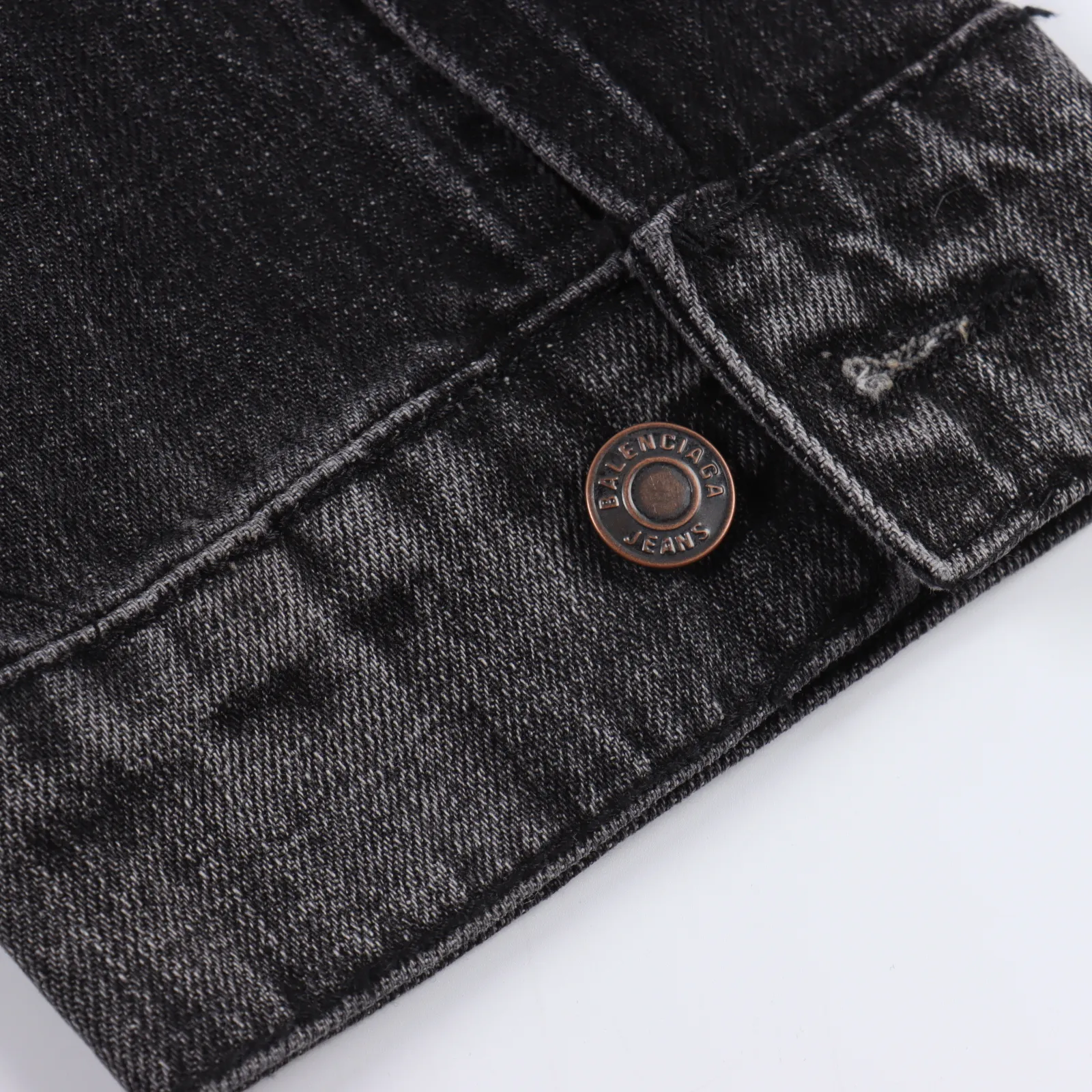 Balenciaga/巴黎世家 背後字母刺繡漸變牛仔外套                精工水洗的牛仔麵料，還降低了牛仔的硬度，上身更加舒適親膚，有夾克的外形脛骨，也有運動衣的舒適體感，做舊的水洗藍，淡淡的複古感，顏色很乾淨，很有腔調，顏色也是很高級的那種，高品質的就是不一樣，後背經典字母刺繡裝飾，簡約而不簡單，藍白的撞色，更加了視覺衝擊感寬鬆的os版型，上身寬鬆，不挑身材的同時完全不會鬆垮，很好的修飾腿型，上身腔調十足無需多考慮，閉眼收就OK啦!                size：S-XL                編碼：AKA100582