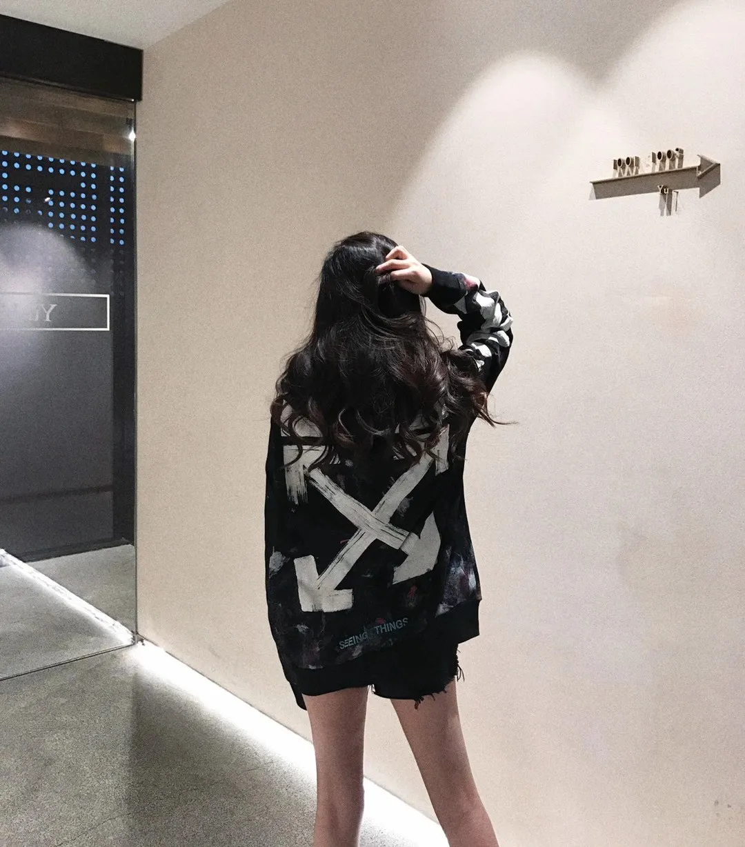 OFF WHITE CO VIRGIL 17ss 星空煙花潑墨箭頭拉鍊外套 定織定染420g毛圈全棉,棉質感強 ,成衣水洗預縮處理不掉色不縮水,一共8套網板,顏色都是套色撞出來的,膠印為熱固油墨,一對一數據對位,厚版凹凸手感,厚度上次調試13次,顏色上機調節12次定版,八個板分八次印一個顏色,加一個箭頭厚板印花,第一層印灰色,第二層印白色,第三層是黃色,第四層是綠色,第五層是藍色,第六層是紫色,第七層是橘色,最後一層是厚板,哪個步驟出錯都會全部作廢,全新水洗標輔料,後背的印花不知刷多少層了,冒著快印爛衣服的風險雕琢出這麼一款,不是訂製的面料真hold不住這麼折騰的,星空煙花效果錯落有致+ 層次感強,後背漆印大標誌,正宗刷子刷出的效果,凹凸感強用料一點不含糊,定制吊牌輔料,全部到位 Size:XS-L 編碼:CAL092382