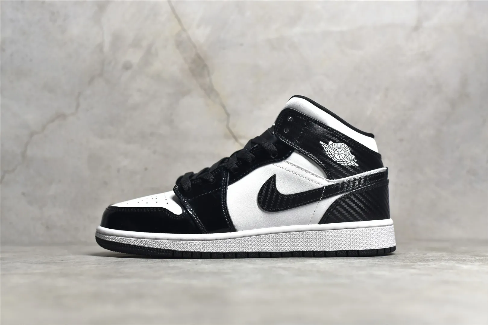 AJ1Mid 原廠內置氣墊 A模大底 頭層皮 鞋舌AJ原廠專用牛津布+AJ專用反口珍珠布+原廠無雜質高彈內里海棉+特殊封邊彈力鞋帶注 Size：36 36.5 37.5 38 38.5 39 40 40.5 41 42 42.5 43 44 44.5 45 46