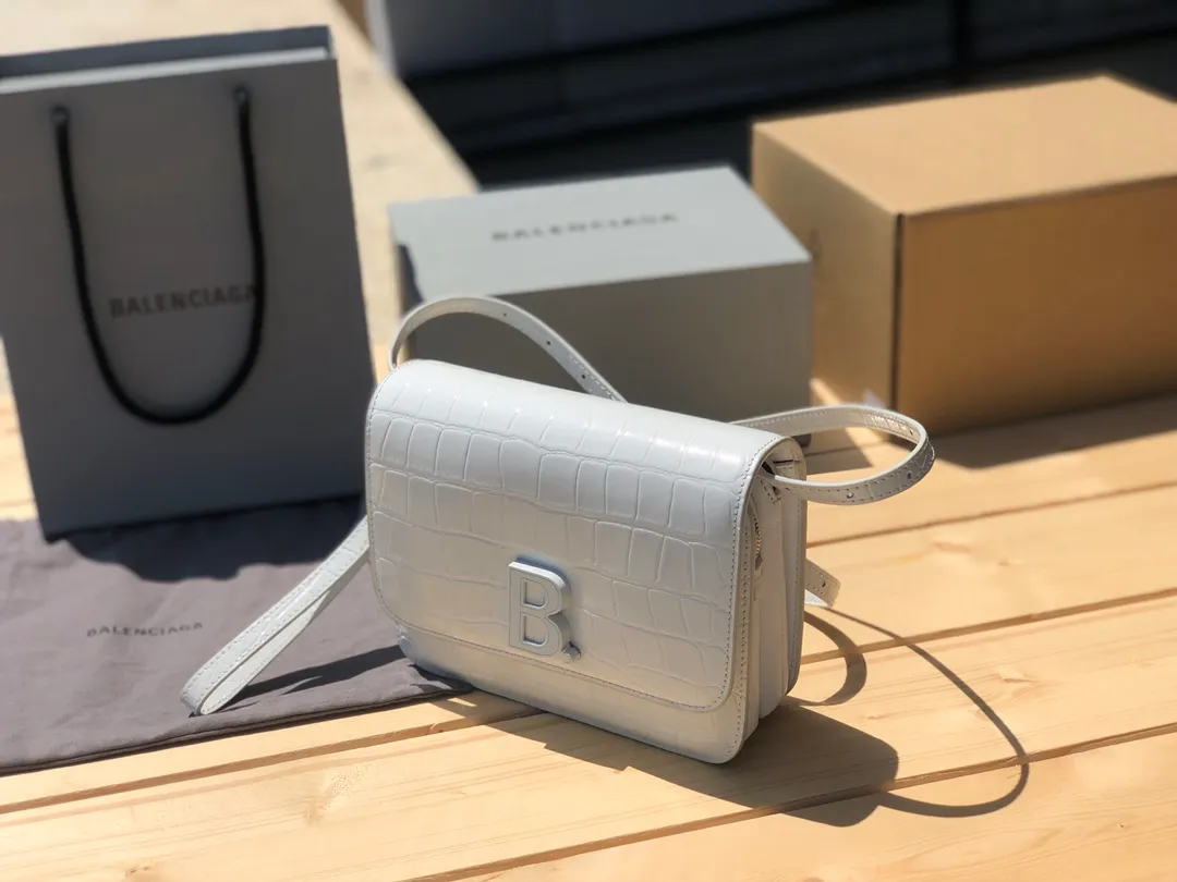 （071050898）尺寸：11.9*19.8*4.8cm  Balenciaga海外渠道貨訂單❗️巴黎世家B系列小方包。 