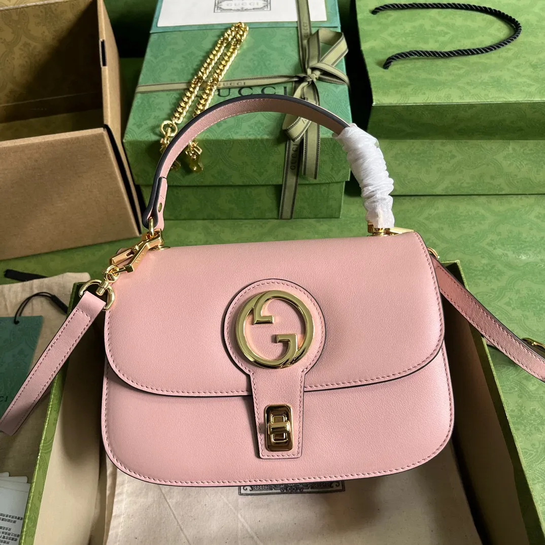 Gucci Blondie系列手提包，復古元素與典藏細節相得益彰。