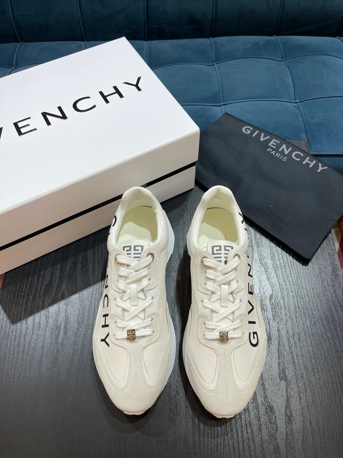頂級版本Givench* Runner系列 絨面牛皮革錦綸運動鞋，側面飾以白色GIVENCHY LOGO印花 GIV Runner系列 復古設計 側面金屬孔鞋舌點綴4G LOGO刺繡 舒適厚底鞋跟壓印GIVENCHY LOGO鞋底下方滿飾4G LOGO Size：39-44（38.45定做）