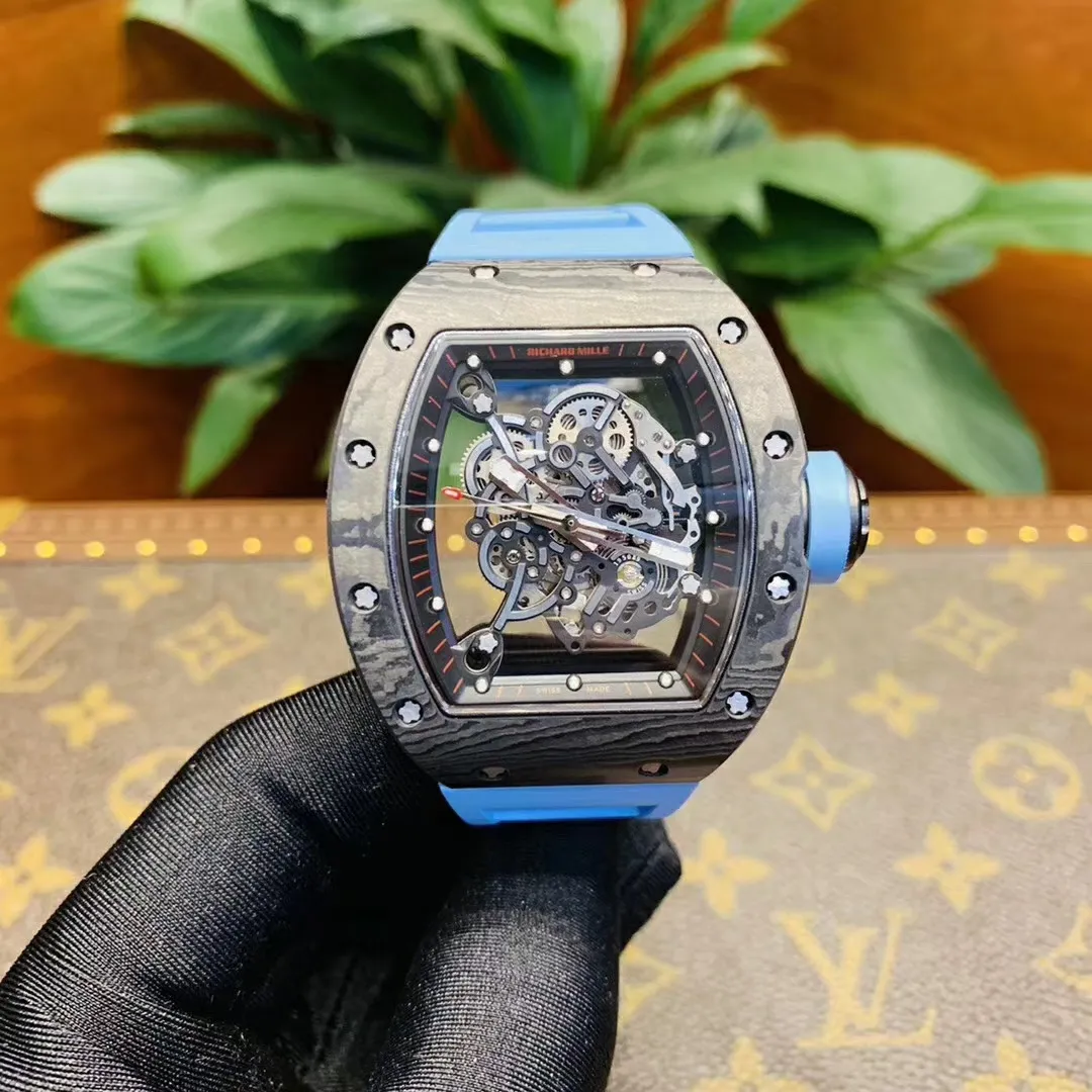 NT.watch廠全新RM055💍 配送理查德套裝盒時間是記錄，是分秒陪伴全新升級字面，全新改進了碳釬維殼，讓整體的紋路無限接近專櫃 避震器改成鑲嵌透明碎鑽一顆錶帶頭粒原版開模，錶帶的扣位小眼，可以和專櫃互換，讓佩帶更加舒適，贈送1副備用膠帶➕理查德原廠專用螺絲刀➕2個把頭多色膠環（可手拆），史上最強版本 唯一原版開模 修正市場所RM055版本 “黑科技”NTPT ®碳纖維材質 鍛造碳岩層紋 碳花紋路 上蓋唯一與原版一致開凹唯一 全網最亮最爆碳花 防水不在話下 毫無懼水 修正市場版本理查德不防水這一致命弱點 唯一可以與原裝互換的理查德米勒錶帶 把頭升級原版的方式配搭改多色圈 與原版一致 螺絲表扣按照原版縮小 錶殼按照原版開模 與原版一致的弧度 不再像市場一樣平扁 唯一完美還原正品尺寸 唯一可以女生配戴的RM-055尺寸  唯一可以跟正品互換錶帶的版本 唯一可以自由互換把頭的RM-055不僅擁有TPT® 碳纖維這一高科技材質所獨具的優雅氣質 交錯的花紋亦展現著富有現代感的時尚與休閒風貌 堪稱腕上最貼手的RM055剛中有柔 韌性與感性並濟！