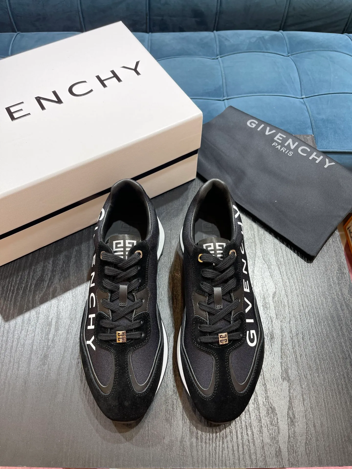 頂級版本Givench* Runner系列 絨面牛皮革錦綸運動鞋，側面飾以白色GIVENCHY LOGO印花 GIV Runner系列 復古設計 側面金屬孔鞋舌點綴4G LOGO刺繡 舒適厚底鞋跟壓印GIVENCHY LOGO鞋底下方滿飾4G LOGO Size：39-44（38.45定做）
