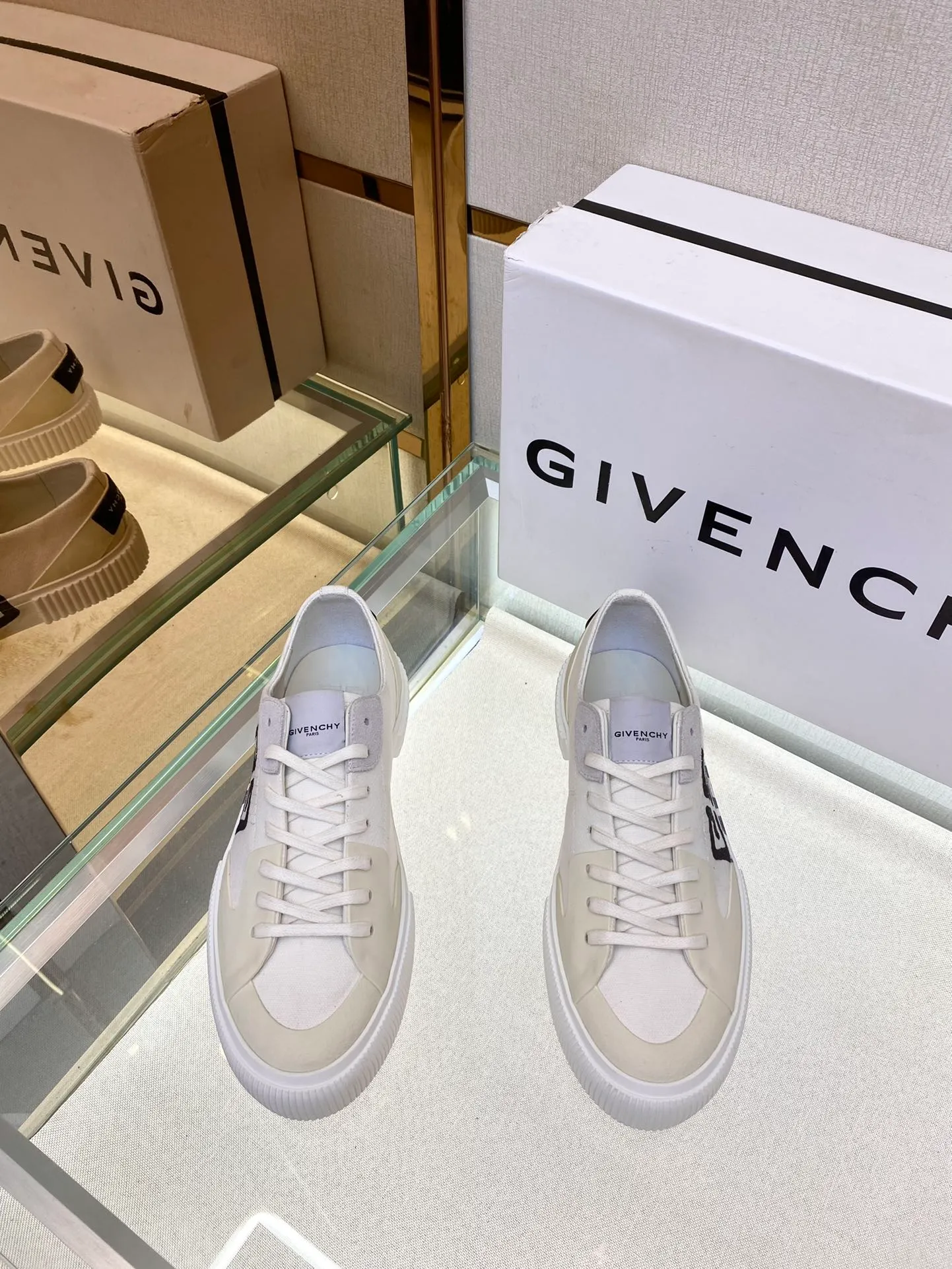 頂級版本Givench*新品板鞋牛皮CITY運動鞋  採用進口牛皮打造，鞋舌金屬銘牌鐫刻GIVENCH* LOGO。