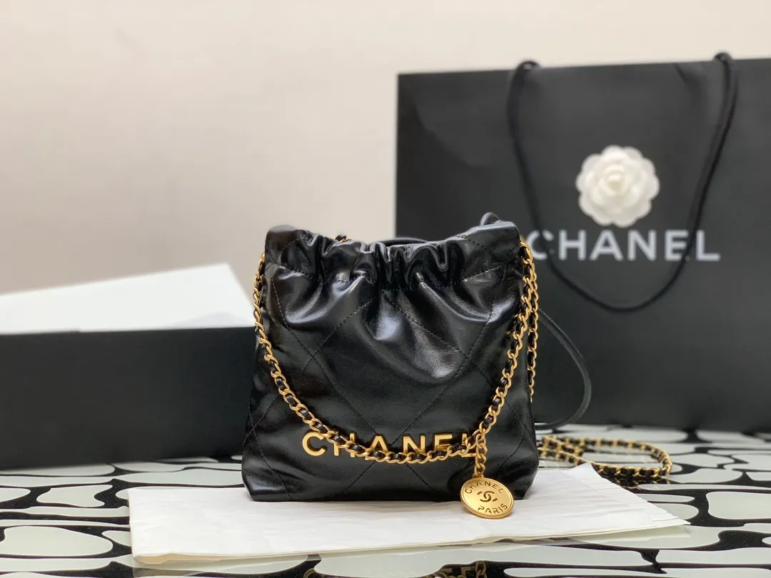 現貨 23smini 22bag黑金❤️這是我這季裡面最最最最最最最期待喜歡的一款了❤️🔥火遍全網🔥太絕了❗️一包難求❗️巨好看巨種草，呼聲最高🤟🤟這款時髦度最高，可愛俏皮小巧精緻不在話下💖💖吸睛度100%🫶鏈條太🉑️了，五金穿皮鏈條⛓️➕皮繩鏈條，細節感滿滿🫶一包多用，可斜挎可手提可雙肩背哦，也可使用調節扣，就可以把它變為腋下包的背法🫡🫡簡直太完美了🫣日常出門的隨身小物品都可以放可以攜帶，完全不怕不夠用❗️❗️寶寶們快閉眼入吧🤟🤟🤟（23*18.5*6cm）99240