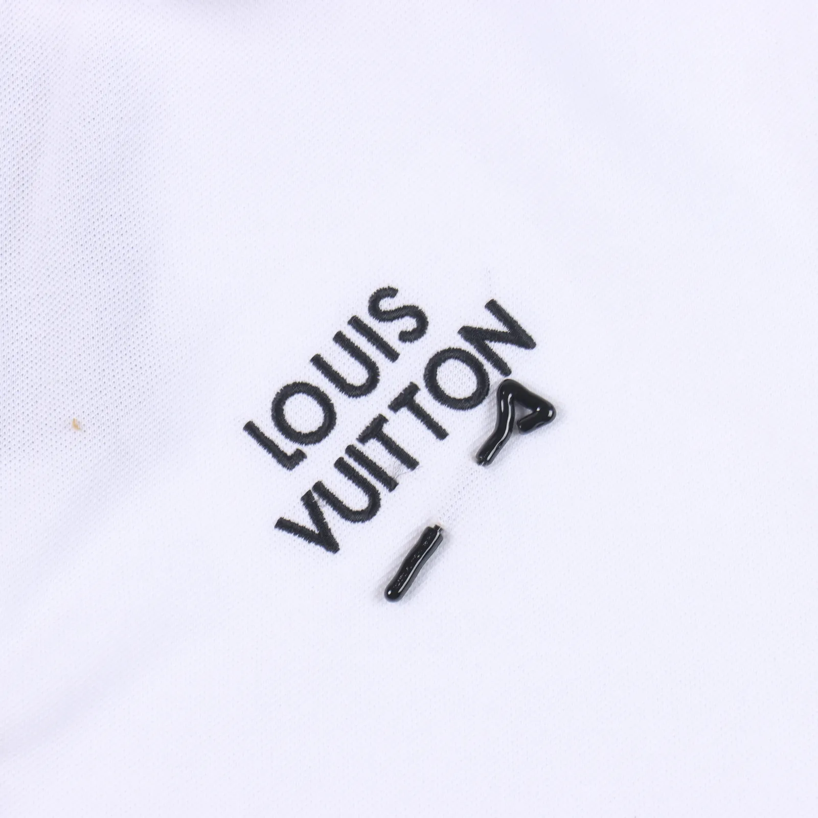 Louis Vuitton/路易威登 胸前胸針Polo短袖                23夏季渠道限定配色，好多polo衫都顯得老氣，而這款卻意外的陽光帥氣                                 上身超級洋氣有氣質，女生也能輕鬆駕馭起來！                                 