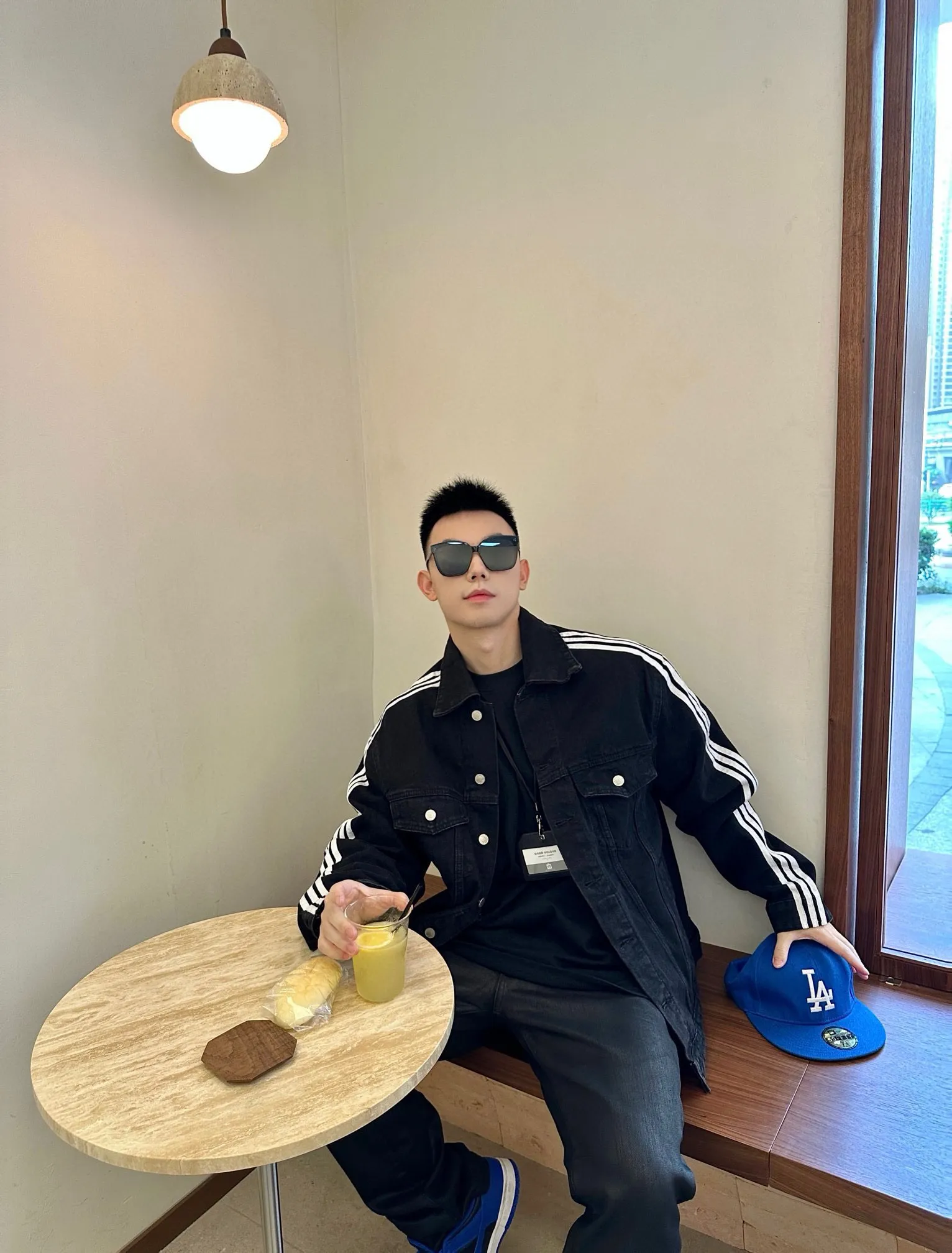 Balenciaga X Adidas 聯名款條紋邊水洗牛仔外套Balenciaga X Adidas 聯名款條紋邊水洗牛仔外套                精工水洗的牛仔麵料，還降低了牛仔的硬度，上身更加舒適親膚，有夾克的外形脛骨，也有運動衣的舒適體感                做舊的水洗藍，淡淡的複古感，顏色很乾淨，很有腔調，顏色也是很高級的那種，高品質的就是不一樣，後背經典字母印花裝飾，簡約而不簡單，藍白的撞色，更加了視覺衝擊感寬鬆的os版型，上身寬鬆，不挑身材的同時完全不會鬆垮，很好的修飾腿型，上身腔調十足無需多考慮，閉眼收就OK啦!                size：S-XL                編碼：AKA091782
