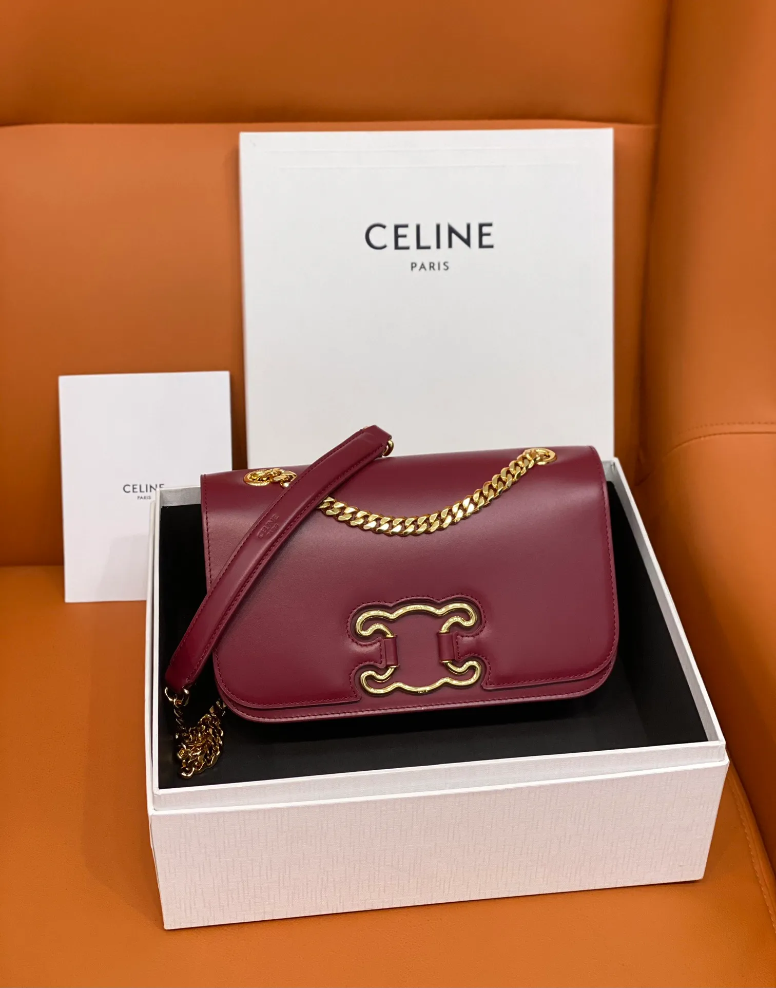 CELIN* 新品腋下包199813_酒紅色採用進口牛皮革➕羊皮內襯鏤空凱旋門五金➕活動鏈條⛓️多樣式使用：可肩帶可當腋下包。