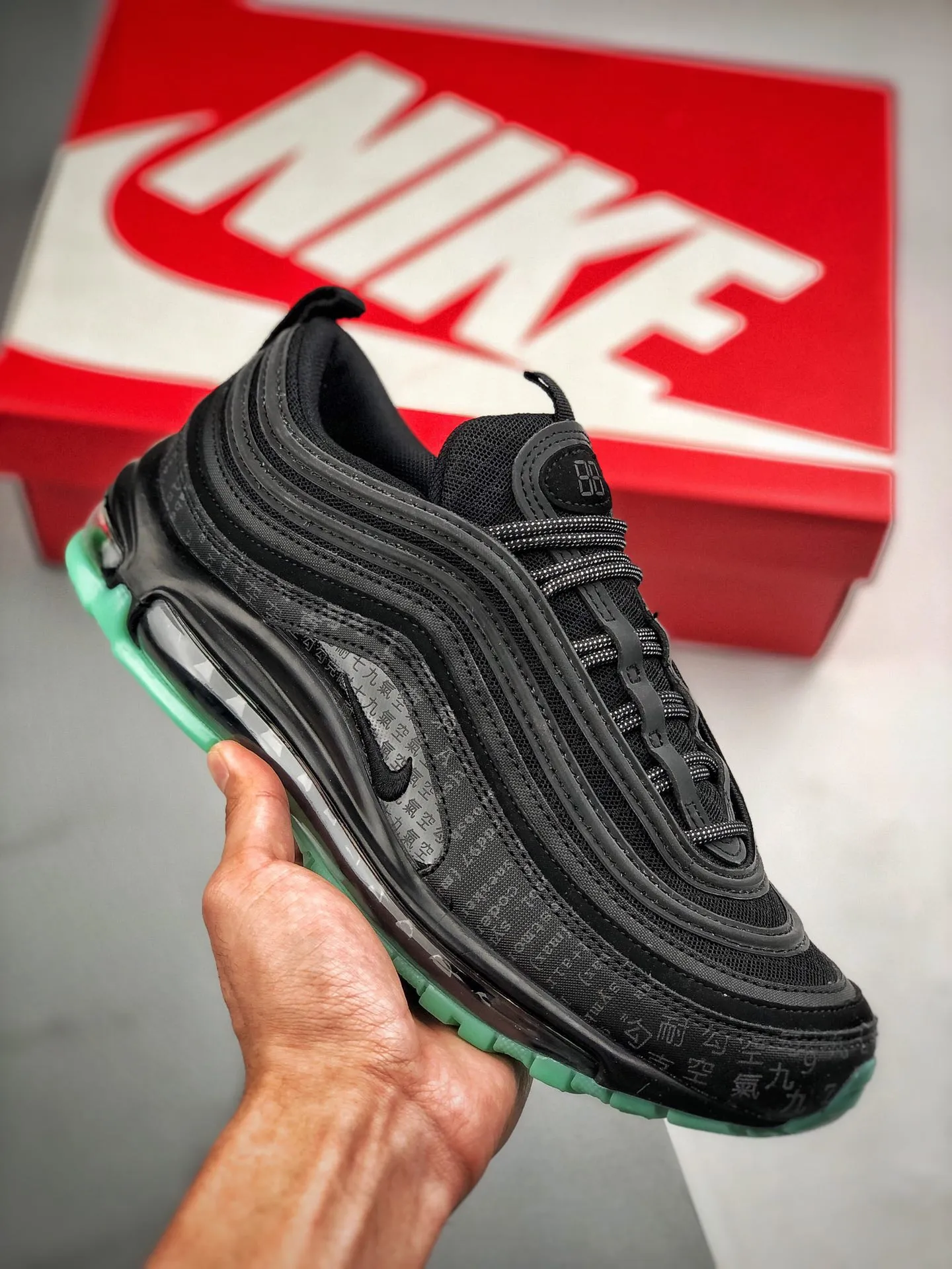 Air Max 97 Premium"Green Glow"黑數碼駭客帝國 實拍首發鞋面下層輔以中英文混合印花點綴。
