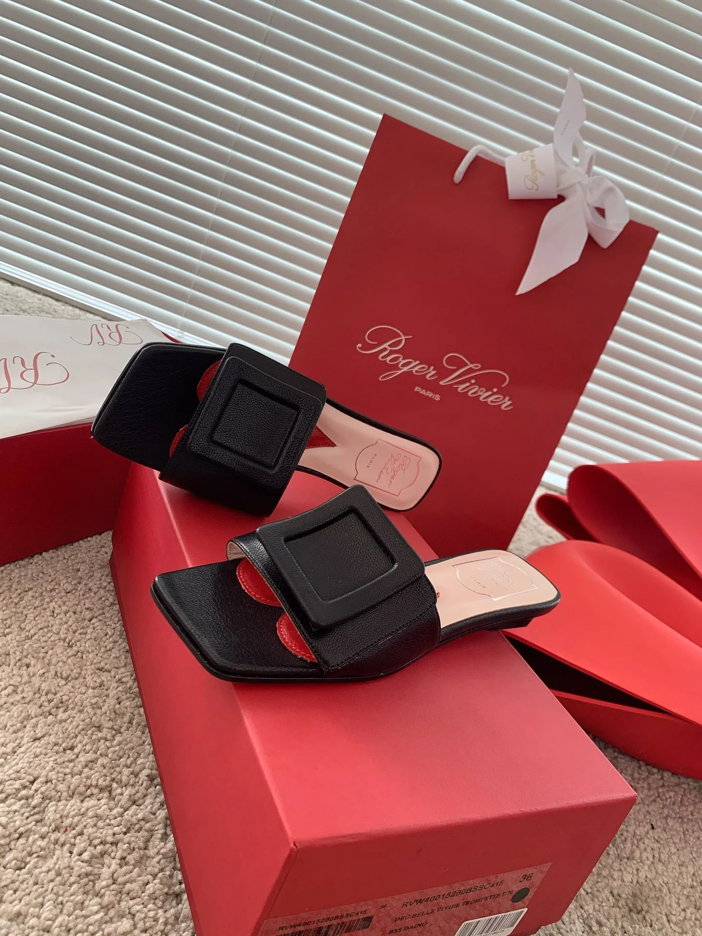 🖤1.5黑色組圖RV新品Covered Buckle心形方扣穆勒鞋Roger Vivier的夏季獻禮！