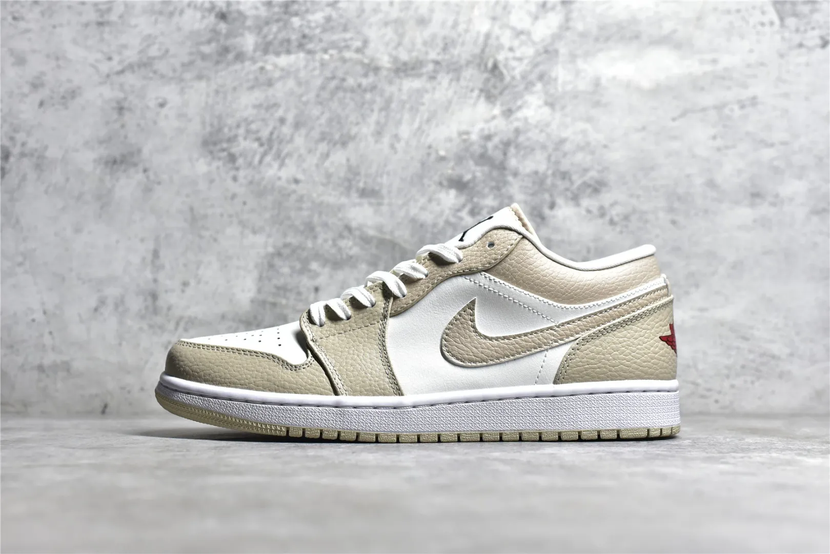 ▪️覓貨12.12狂歡💯#SI33420新貨🚀#獨家 市面唯一純原級別 Air Jordan 1 low 米黃 出爐 價格定位良心 幾十個配色陸續出 一眼公司既視感 拿到手的一瞬間就與眾不同 碾壓市面所有版本 認准細節 全部原鞋開發 打破市面看圖做貨無好貨之說 細節精確 所有配色原數據檔案開發 SIZE：40/46
