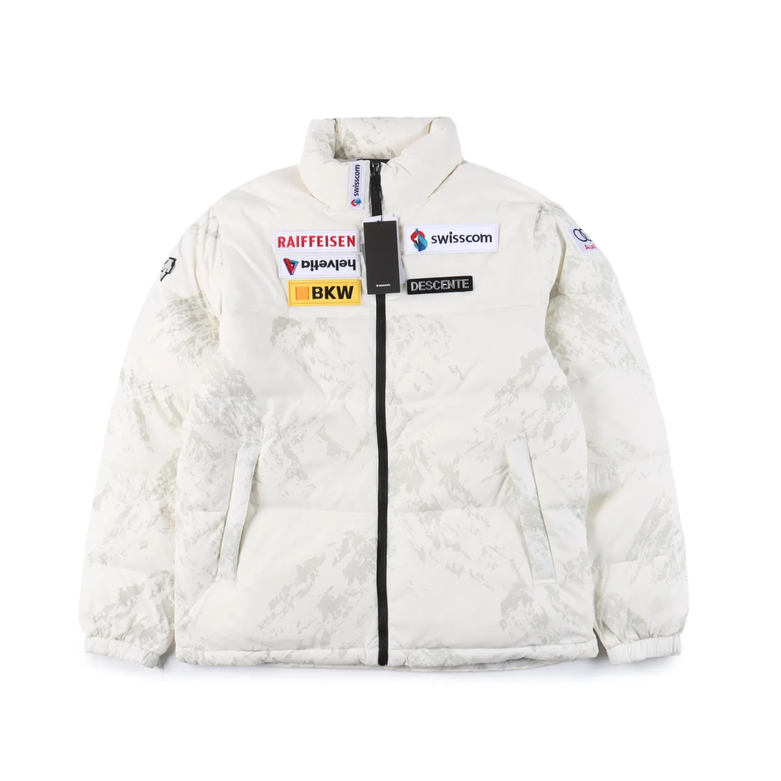 Descente/迪桑特22Fw 迪奧多標羽絨服​​                最新奧迪多標聯名款機能戶外羽絨服 迪桑特滑雪羽絨服戶外專業 市面上羽絨服有很多 但是此款羽絨服我們必須要容重的介紹一下 設計感十足 穿上身後線條感十足 買回去可以穿起來試試 內部結構十分強大 零部件多的不要不要的 買回去自己體驗三標齊全 再小的輔料都有它的logo 怎麼能設計出如此完美的衣服 牛牛牛對於羽絨服我很挑剔!適合滑雪、攀冰、登山、機能、徒步旅行多功能羽絨服 然而現在終於可以給你們這款傾心之作了 字體logo極具的大氣!防潮外層面料 防靜電、輕量化又具有更好的防風和透氣性能 穿著起來更加舒適它不僅能讓你靈活自如地運動，還能讓你在非極限的天氣狀況下進行高心率運動時保持溫暖003                Size :S-XXL                編碼：TES112335