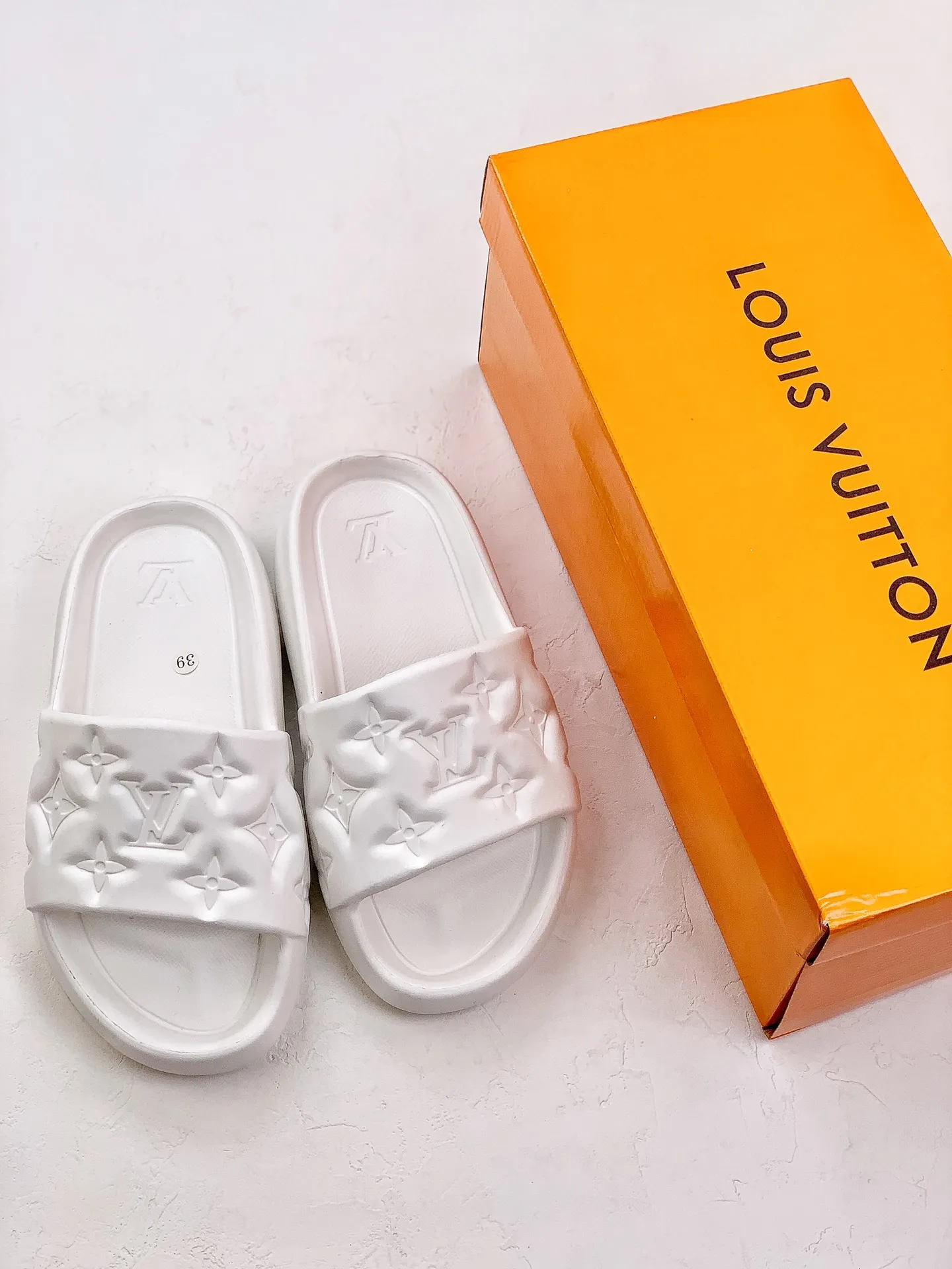 🌈Louis Vuitton 夏季單品驢牌LV春夏涼拖系列 經典款型 一直都很火爆的拖鞋Ms 原廠鞋面:進口混種羊皮。