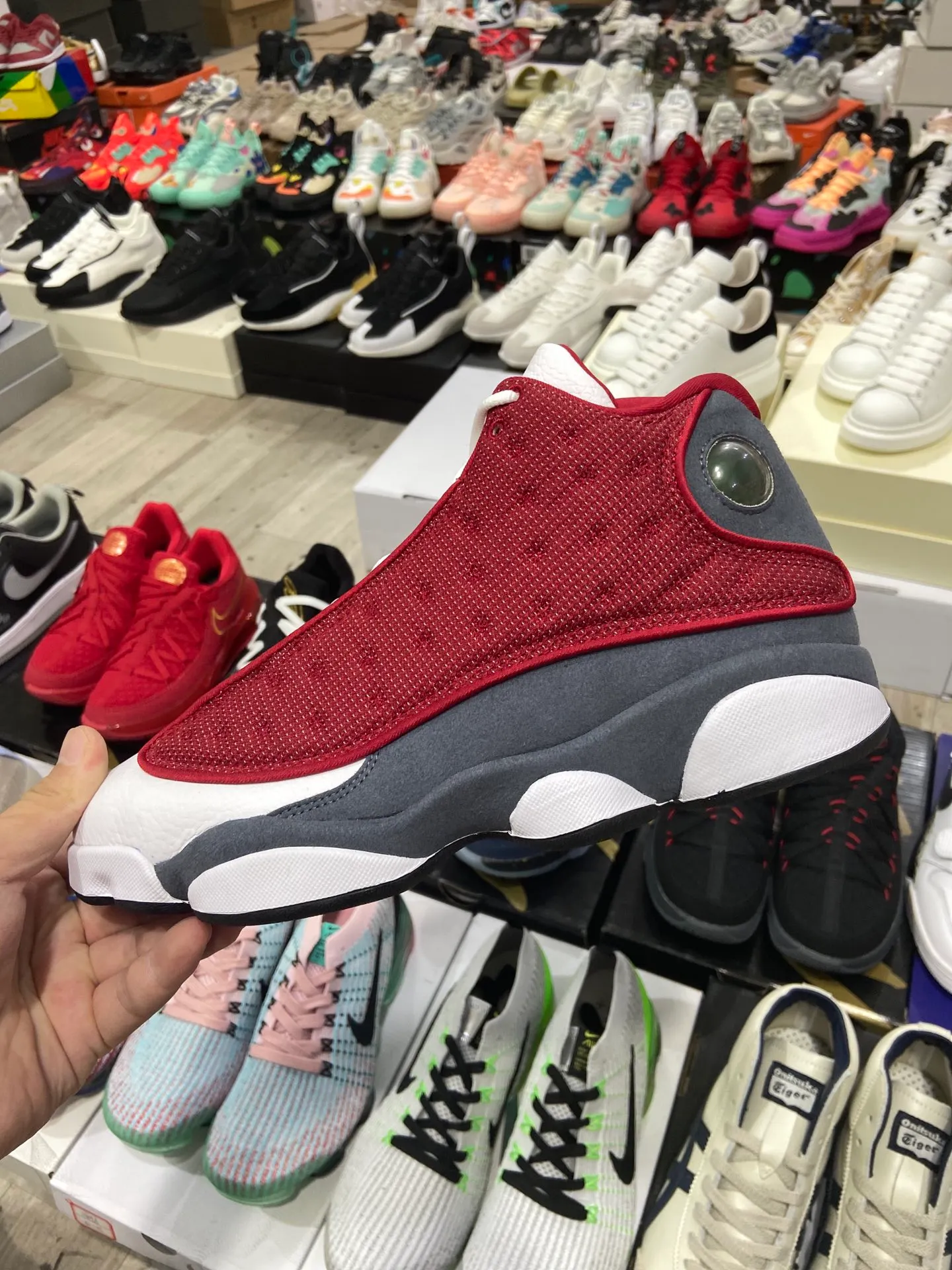 高版本喬丹Air Jordan 13 “Red Flint”“紅燧石2021版”配色方案與經典的 GIGI 配色相同,以紅色替代原本的藍色區域,視覺效果更加亮眼。
