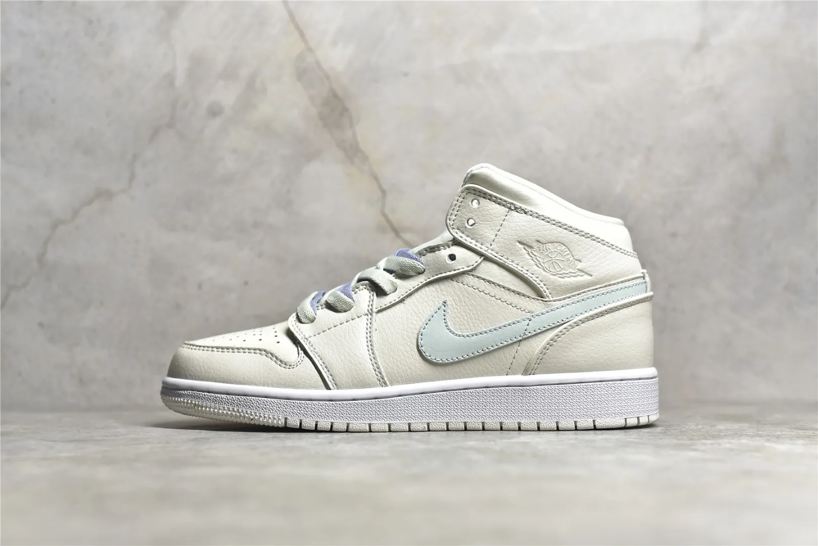 AJ1Mid 原廠內置氣墊 A模大底 頭層皮 鞋舌AJ原廠專用牛津布+AJ專用反口珍珠布+原廠無雜質高彈內里海棉+特殊封邊彈力鞋帶注 Size：36 36.5 37.5 38 38.5 39 40 40.5 41 42 42.5 43 44 44.5 45 46
