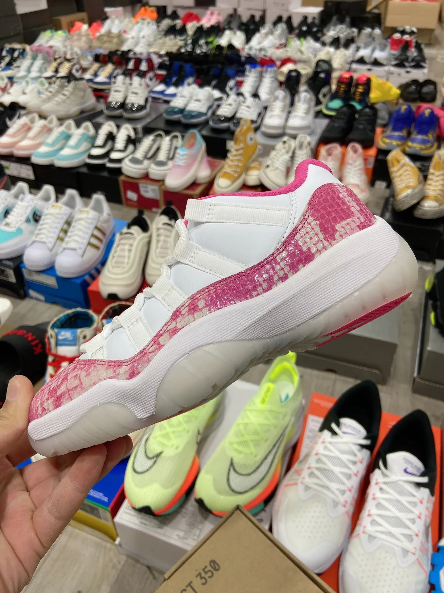 高版本真碳喬丹Air Jordan AJ11 Low WMNS “Pink Snakeskin” 粉蛇 低幫以粉嫩色調結合白色主題,營造了十足的甜美活力氣質。