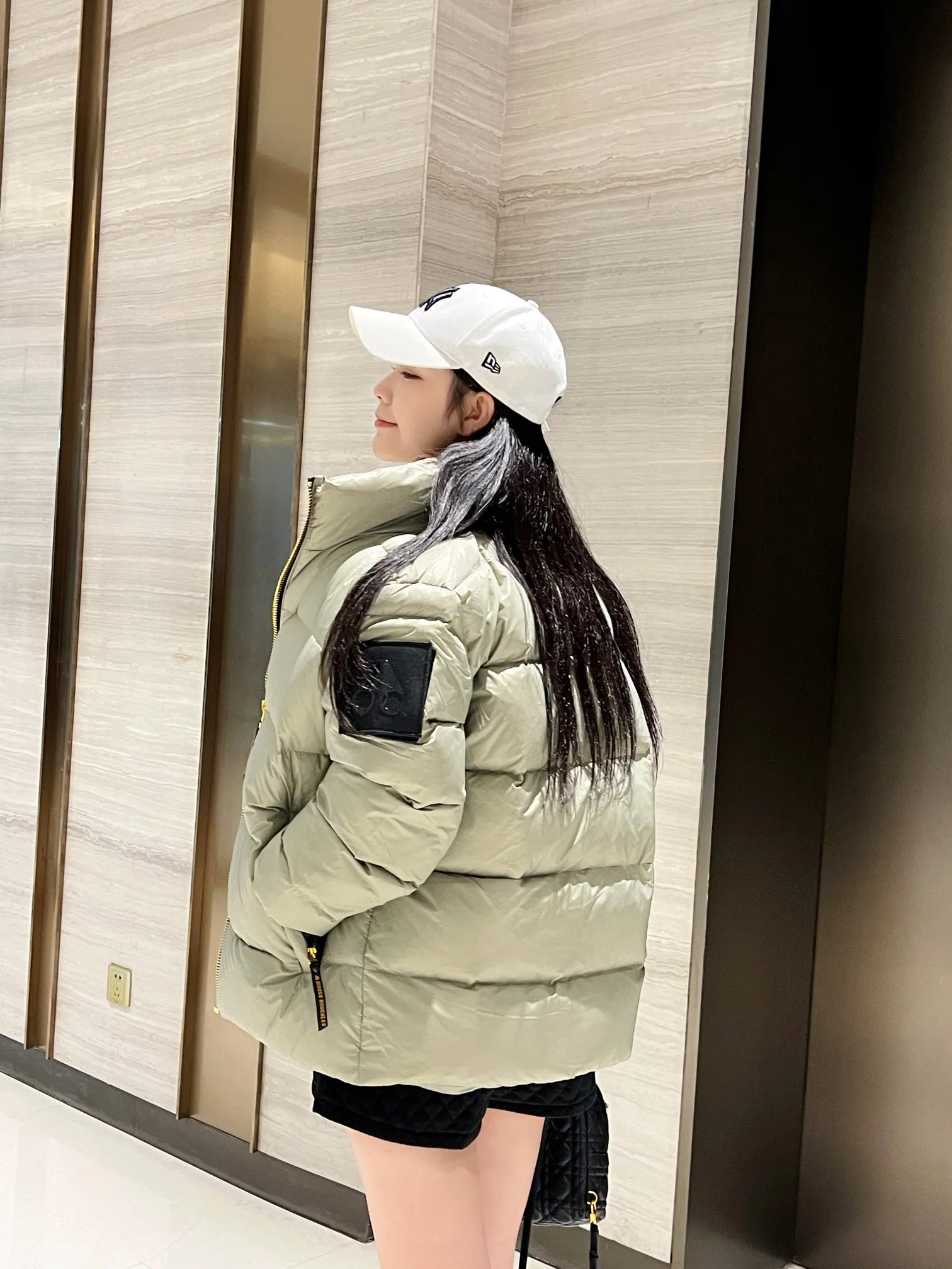 MooseKnuckles加拿大剪刀羽絨服 一直是被公認為最保暖的羽絨服,各種各路ins紅人、網紅、明星也時長穿他街拍。
