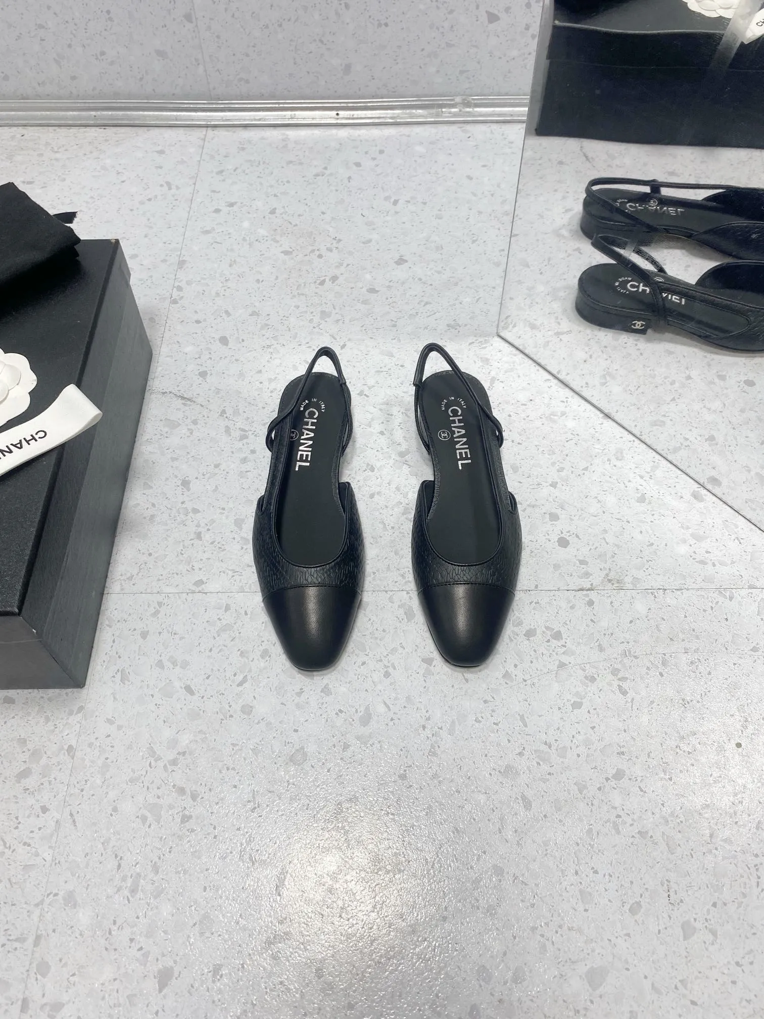 ：✨ 𝐶𝐻A ☪ ︎𝑁𝐸𝐿  ✨ 經典莞產涼鞋22 頂級專櫃品質𝙎𝙡𝙞𝙣𝙜-𝙗𝙖𝙘𝙠。