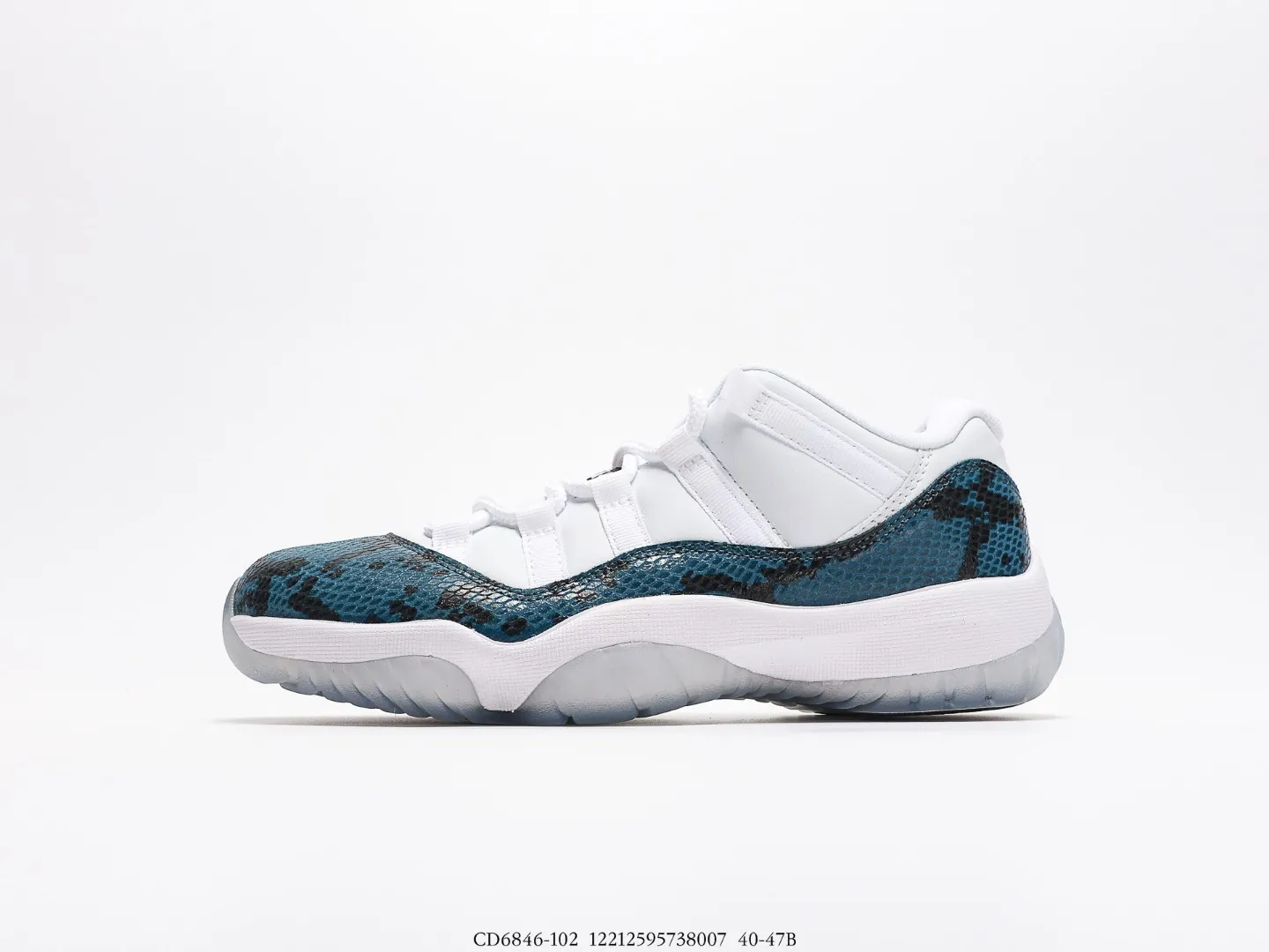 高版本真碳喬丹Air Jordan 11 low 藍蛇整鞋面大面積採用白色作為主色調,藍色蛇皮紋路裝飾,極具設計感,上腳顏值極佳,總體來說,是一款兼具顏值和舒適的鞋款。