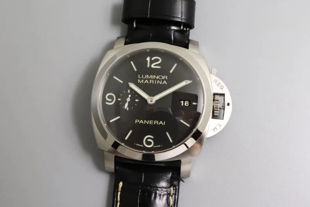 VSPam312 全新升級V2版 VS Factory Pam312VS經過兩年多的研發 推出VS.9000機芯 機芯的外觀缺陷 提昇機芯穩定性和精準度 VS.9000機芯的擺輪和擺輪甲板位置和原裝正品完全符合 徹底區別於國產7750的外觀一體機芯的設計 大大提昇機芯的穩定性和精準度 延長機芯使用壽命 每隻機芯從生產組裝到成表 經過了層層檢測 確保機芯穩定性 綜合日誤差控制在10s內（瑞士鐘錶的標準是15s內）。
