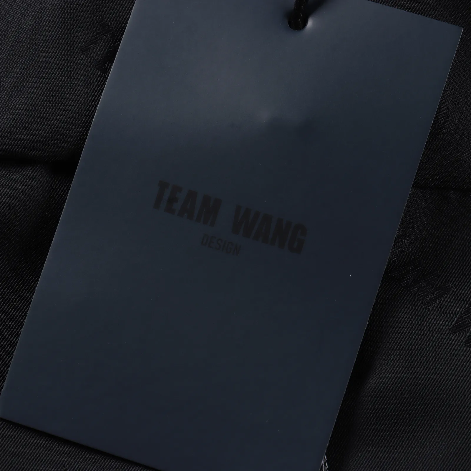 Team wang 王嘉爾同款logo提花工藝短袖襯衫 男女同款、衣服面料很舒服光澤感愛上了滿印logo真的很絕穿上整個人都高級起來了,而且顯瘦!
