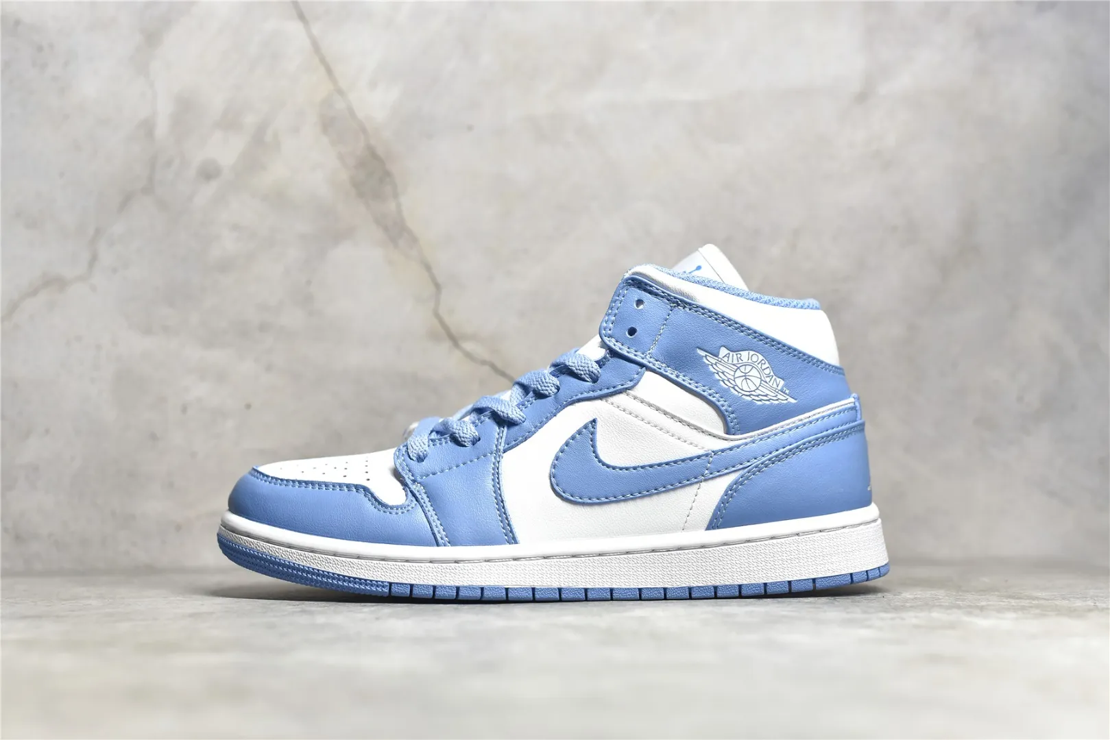 AJ1Mid 原廠內置氣墊 A模大底 頭層皮 鞋舌AJ原廠專用牛津布+AJ專用反口珍珠布+原廠無雜質高彈內里海棉+特殊封邊彈力鞋帶注 Size：36 36.5 37.5 38 38.5 39 40 40.5 41 42 42.5 43 44 44.5 45 46