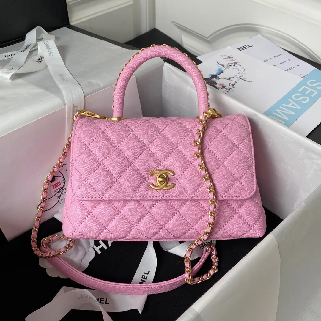 23p Chane1 型號 92990 𝑐𝑜𝑐𝑜 ℎ𝑎𝑛𝑑𝑙𝑒 口蓋手提包 當季辣子雞 炒雞nice ,cocohandle經典款幾乎是王炸〰🃏新款添加了皮穿鏈裝飾點綴❣更加軟萌可愛種草了!