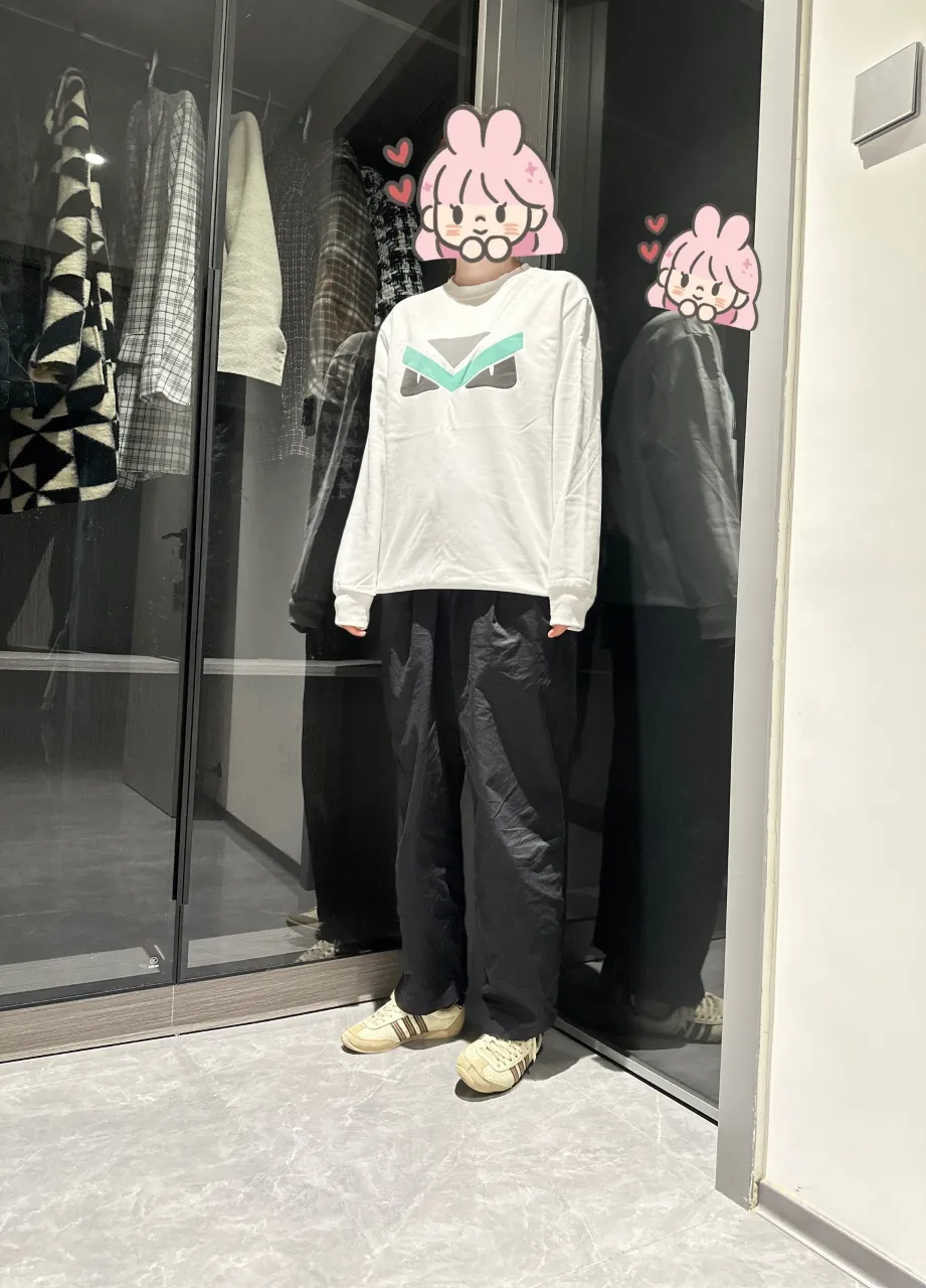 Fendi /芬迪 24Fw 小怪獸眼睛圓領衛衣                420克重純棉面料毛圈底定制32支2*2螺紋 成衣兩遍水洗處理 面料舒適親膚無異感  定制定染面料 紡織密度高 垂感佳 不易變形 厚織感加上緊密紡紗工藝  不會影響衛衣的透氣性 成色的飽和度很高 進口直噴工藝 寬鬆版型遮肉顯瘦不挑人 超級百搭好看的一款衛衣  男女同款 。                