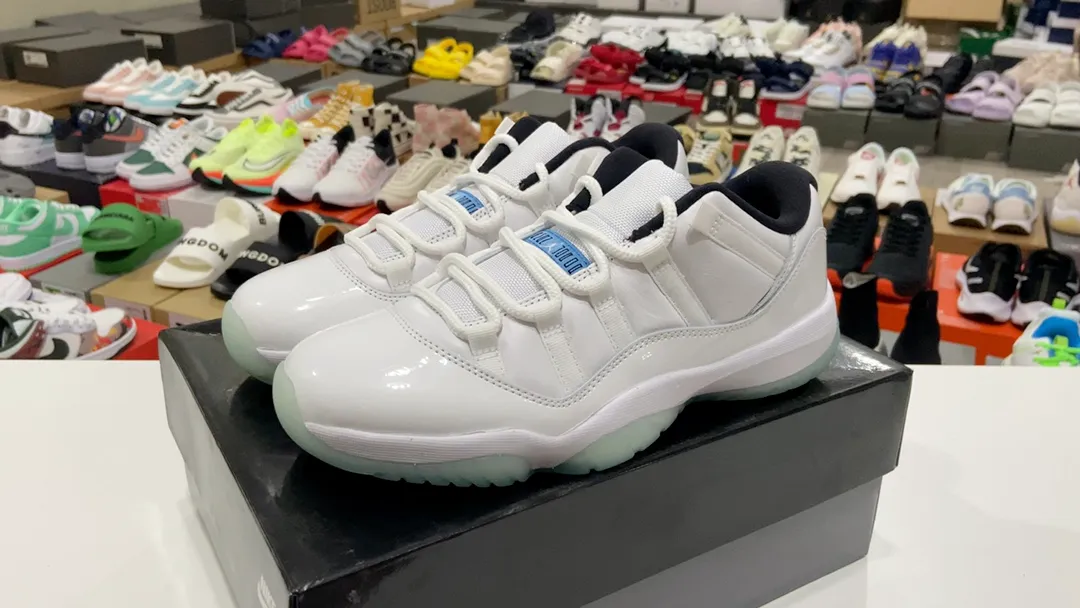 高版本真碳喬丹Air Jordan 11 Low“Legend Blue”AJ11 喬11低幫傳奇藍#以白色鞋身搭載湖水藍水晶外底而成。