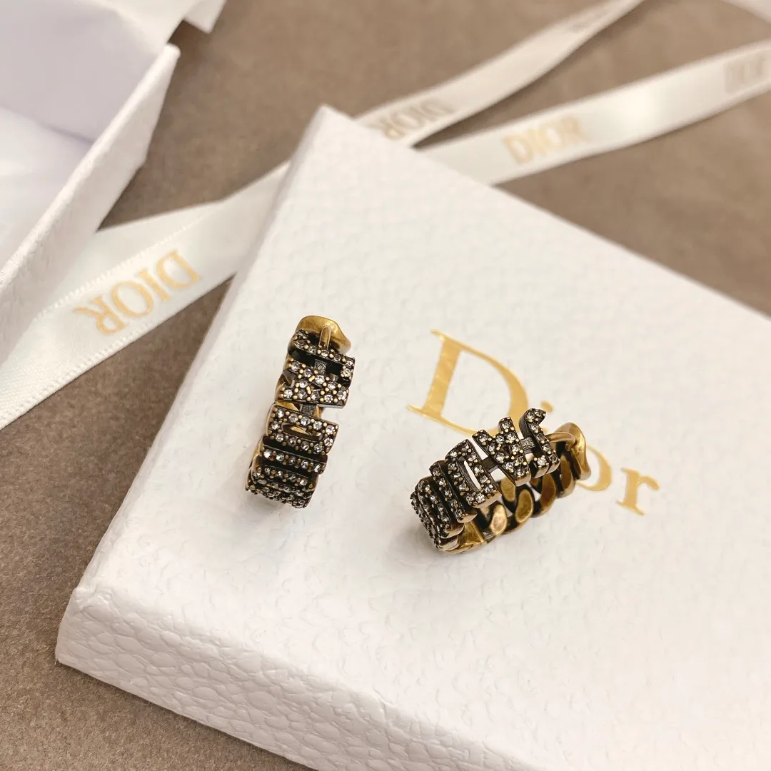 【高版品質·配套包裝】𝐃𝐈𝐎𝐑' 🐝𝐉'𝐚𝐃𝐢𝐨𝐫金屬飾面鑲鑽復古圓圈耳環 復古金屬與水鑽的碰撞，有種酷酷的感覺，搭配休閒風款式的服飾，是一種不可抵抗的特別元素。