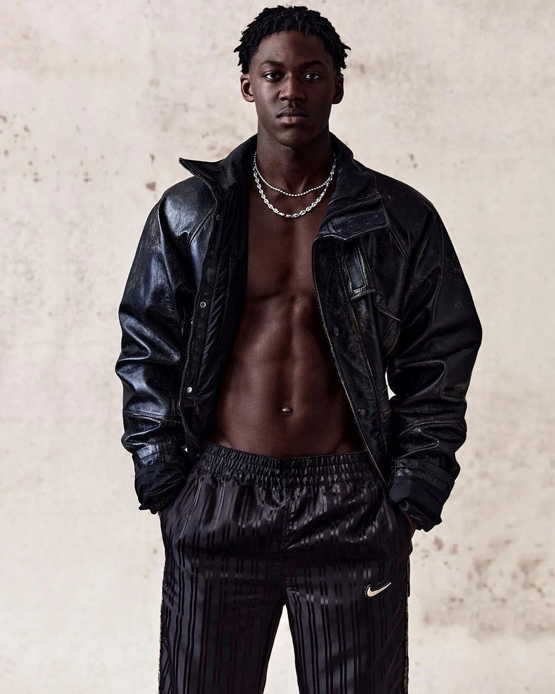 Nike & BODE 聯名款Astro Grabber 豎條紋休閒西褲長褲                Logo翻領修身單排扣休閒西裝夾克外套/褲子 套裝                面料耗時耗力定制 領口 鉤子 繩球                褲子側邊水晶串珠手工製作                 全部純手工製作  成本巨高 里布定制定染 超高還原                上身效果 高級感十足 設計感 回頭率                Size：S-XL                編碼：DIK091543