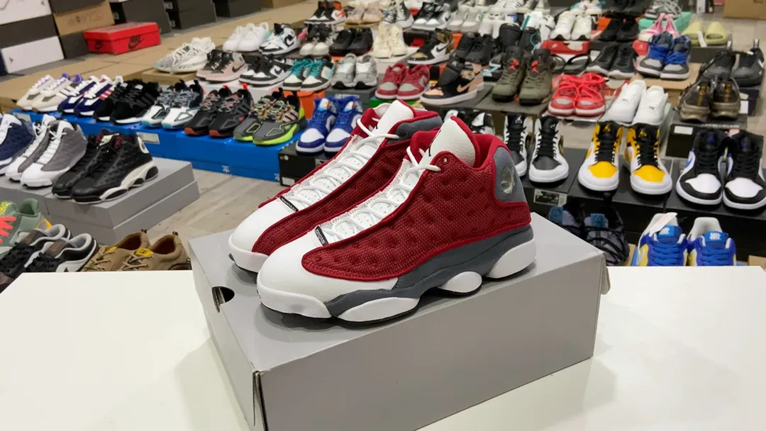 喬丹Air Jordan 13 “Red Flint”“紅燧石2021版”配色方案與經典的 GIGI 配色相同,以紅色替代原本的藍色區域,視覺效果更加亮眼。