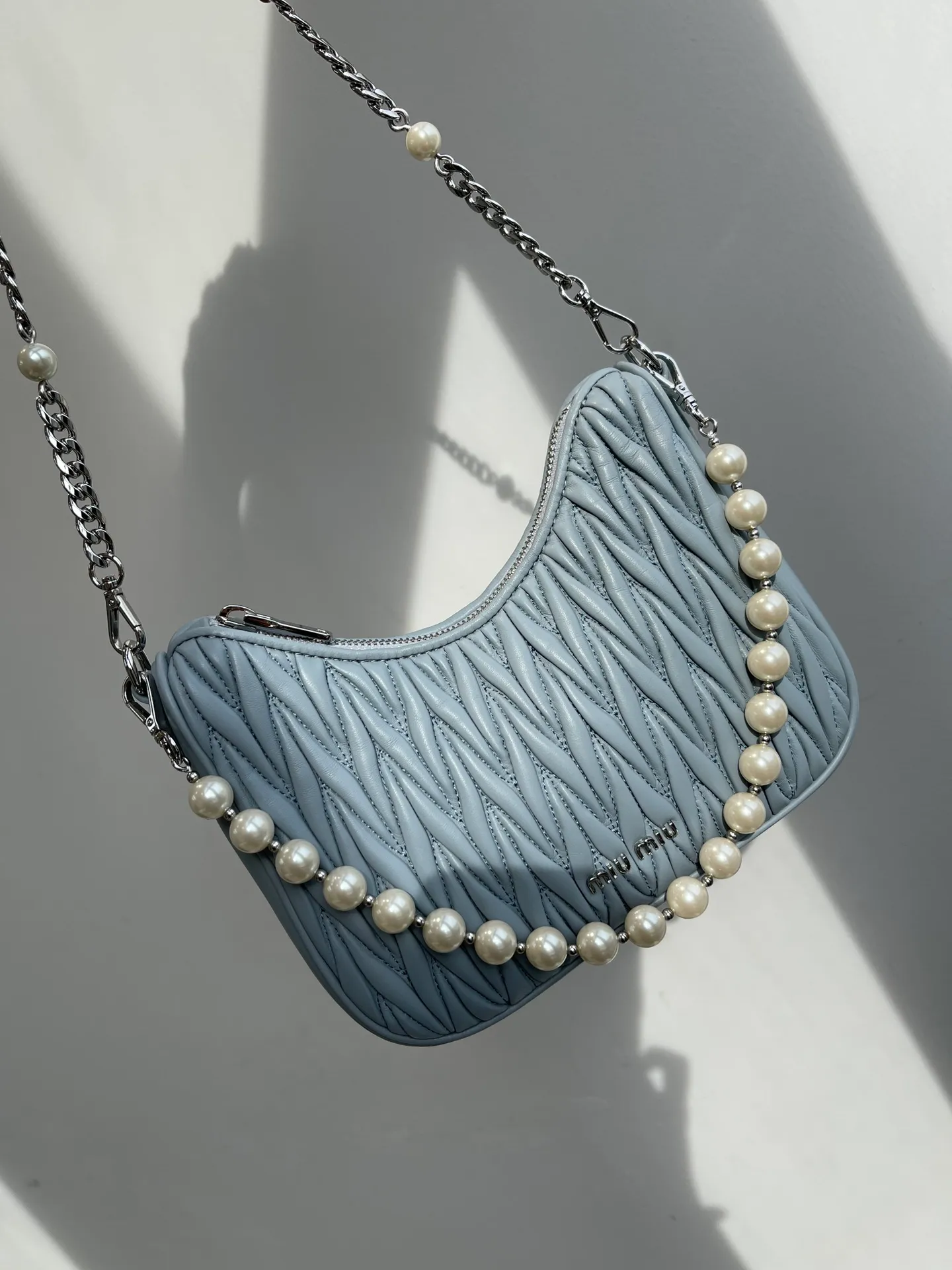 MiuMiu繆繆 2021年新款 走秀款 羊皮褶皺珍珠鍊條包,腋下包,採用 進口細膩綿羊皮,褶皺衍縫工藝絕對是miumiu的經典代表,通過褶皺衍縫工藝既能避免嬌嫩羊皮的劃傷又能很好的塑形,減輕包包整體重量,一舉多得,手感更舒適,如同嬰兒肌膚般柔軟,仿金屬珍珠裝飾🉑️拆卸鏈條⛓️,➕多一條珍珠鍊條,正面logo金屬刻字徽標,拉鍊開合,綿質緞面襯裡,2021年繆繆新品 珍珠走秀款。
