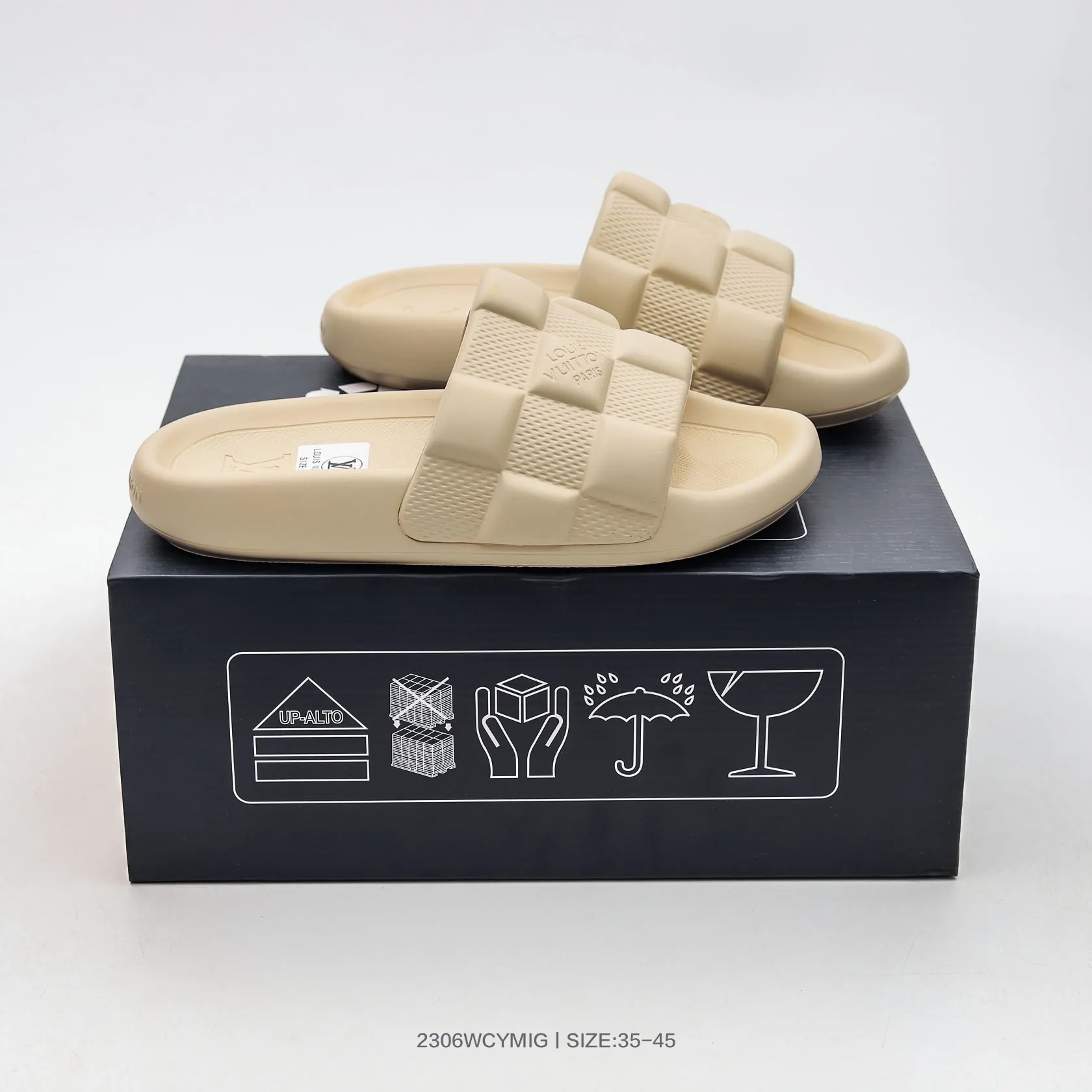 🈴🌈Louis Vuitton 路易威登 LV 夏季新款休閒拖鞋 最高限定 超軟踩屎感 明星同款 網紅博主推薦 原版開模 代購版本 原版3D打印老花 環保膠水 水台4.5CM 原版私膜 橡膠大底 碼數:35 36 37 38 39 40 41 42 43 44 45編號:2306WCYMIG280QIP