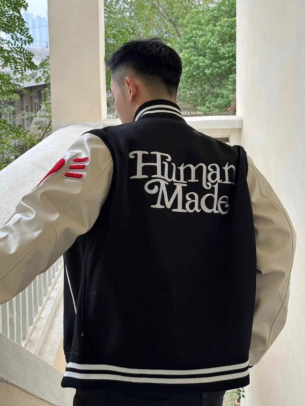 Human Made 愛心刺繡皮袖拼接棒球服 面料採用克重超高的羊毛混紡材質,整件衣服最難調整到位的不是面料也不是什麼三標,而是這種刺繡細節,前前後後打樣不下6遍,顏色和字體及位置完全還原,後背刺繡為進口田島機萬針刺繡,針腳細細密密,整體走繡九萬針,冬天完全不用擔心冷,口袋布也採用了與里布同材質的彈絲斜紋面料,領口下擺定制彈力不起球,定制的鋼琴烤漆質感銅扣,全套輔料五金水洗客訂,每一道縫每一針都要做到一公分4.5針,完美還原無差別,左右兩個米白PU皮包邊插袋,撞色的設計高級感十足,袖口和下擺螺紋均採用純棉密織,足夠硬挺不軟榻,前後除基礎的刺繡外,其他的細節也頗為豐富,落肩廓形的設計,滿足多人群的身材要求! Size:S-XL 編碼:AKA101982