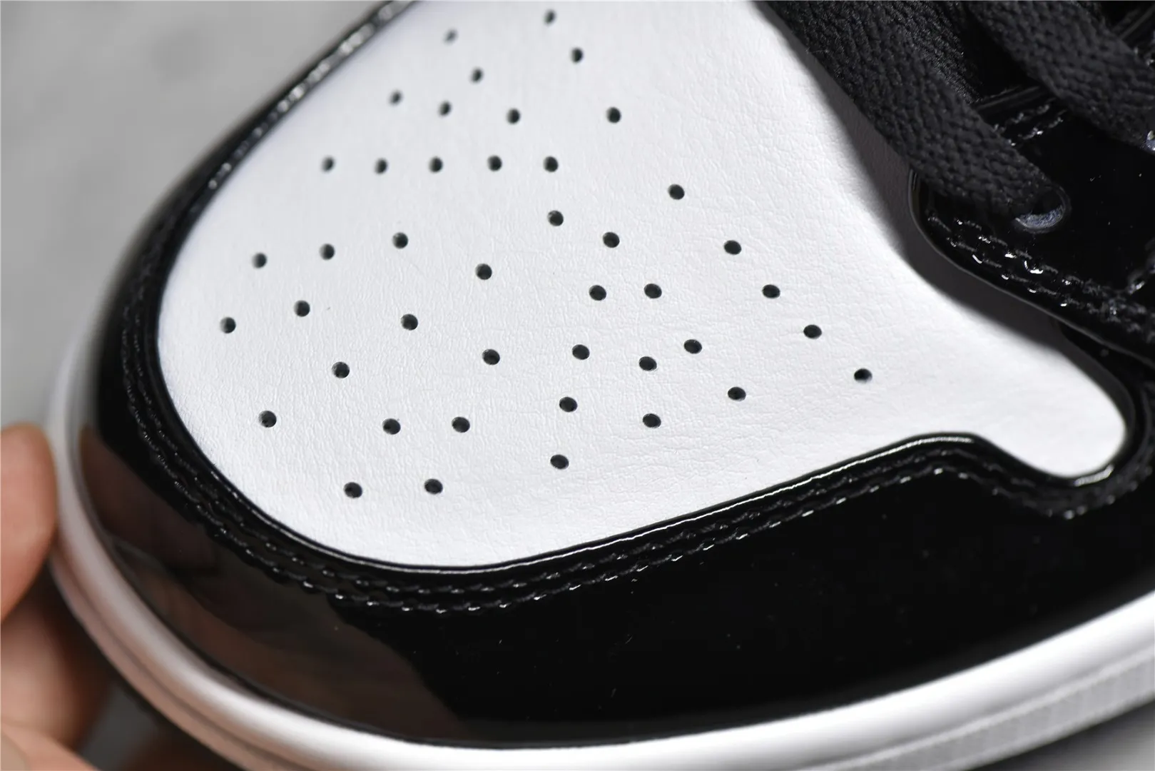 正確漆皮熊貓細節 市面唯一純原級別 Air Jordan 1 MiD 出爐 漆皮熊貓