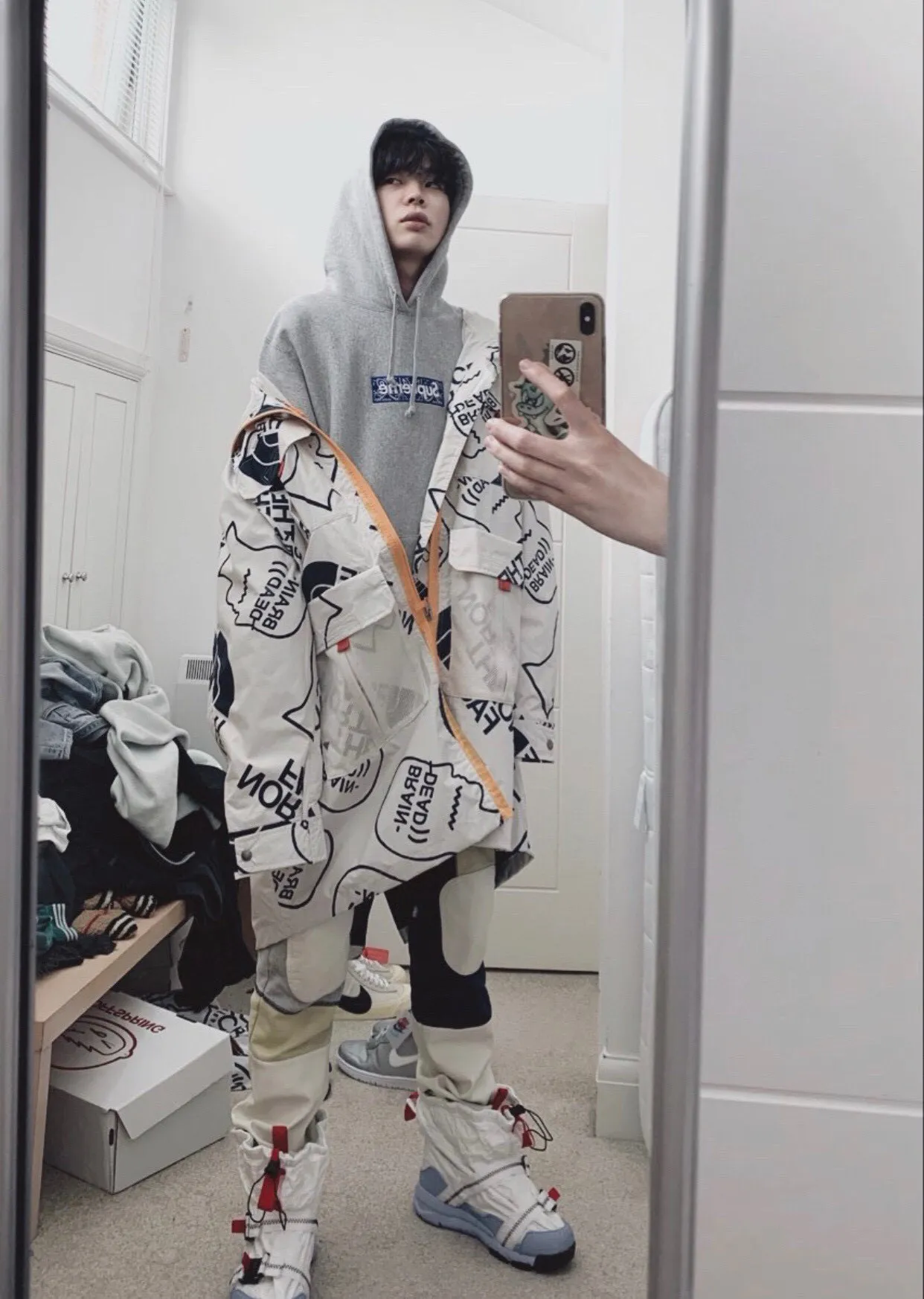 Supreme 19FW Bandana Bogo Boxlogo Hooded腰果花連帽衛衣                關於主打的牌子之一 Supreme成名作 都做到老了 腰果花：輔料：對版定制主嘜、洗水嘜、吊牌、包裝袋 帽繩：帽繩及雞眼細節均與正品一致，市場通貨使用的是非定製帽繩(厚度較薄) 刺繡：採用日本田島繡花機作業，區別於市場看圖做貨版本，刺繡尺寸、密度、飽和度均與正品一致，不同於國產繡花機的千瘡萬孔 面料：480克純棉橫裁面料 縫製細節：採用四針六線無骨拼接，區別市場主流三針五線工藝 下擺、袖口細節：下擺和袖口均採用無彈性羅紋，市場通貨採用有彈性羅紋致使下擺和袖口呈現波浪狀                size：S/XL                編碼：SKK011242