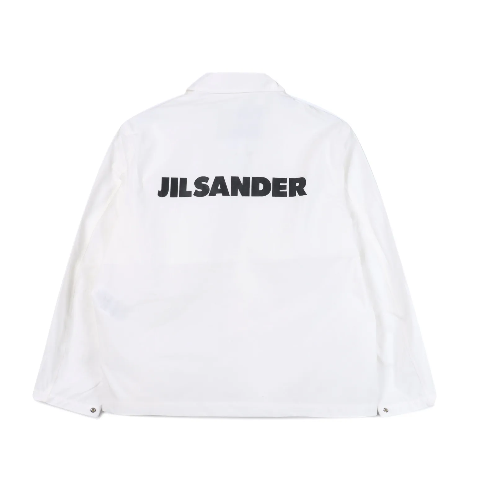 JIL SANDER JS 23SS 後背印花襯衫外套 原版面料是經過紗洗通過增加工業鹽破壞面料表面組織來改變面料手感,增加色牢度 ,區別市場洗一次兩次掉色嚴重的通貨,胸口鈕扣採用的是銅底合金材質,也是大部分奢侈品慣用的材料,區別於鋁製因為硬度不夠所以時間久了容易變形脫落的通貨,後背印花採用厚版膠漿印花,覆蓋能力好,而且有光澤,摸起來是有膠感,請勿機洗後背印花,側縫骨袋和彈力袖口,一下擺可調節抽繩 Size:46 48 50 編碼:FNC033092