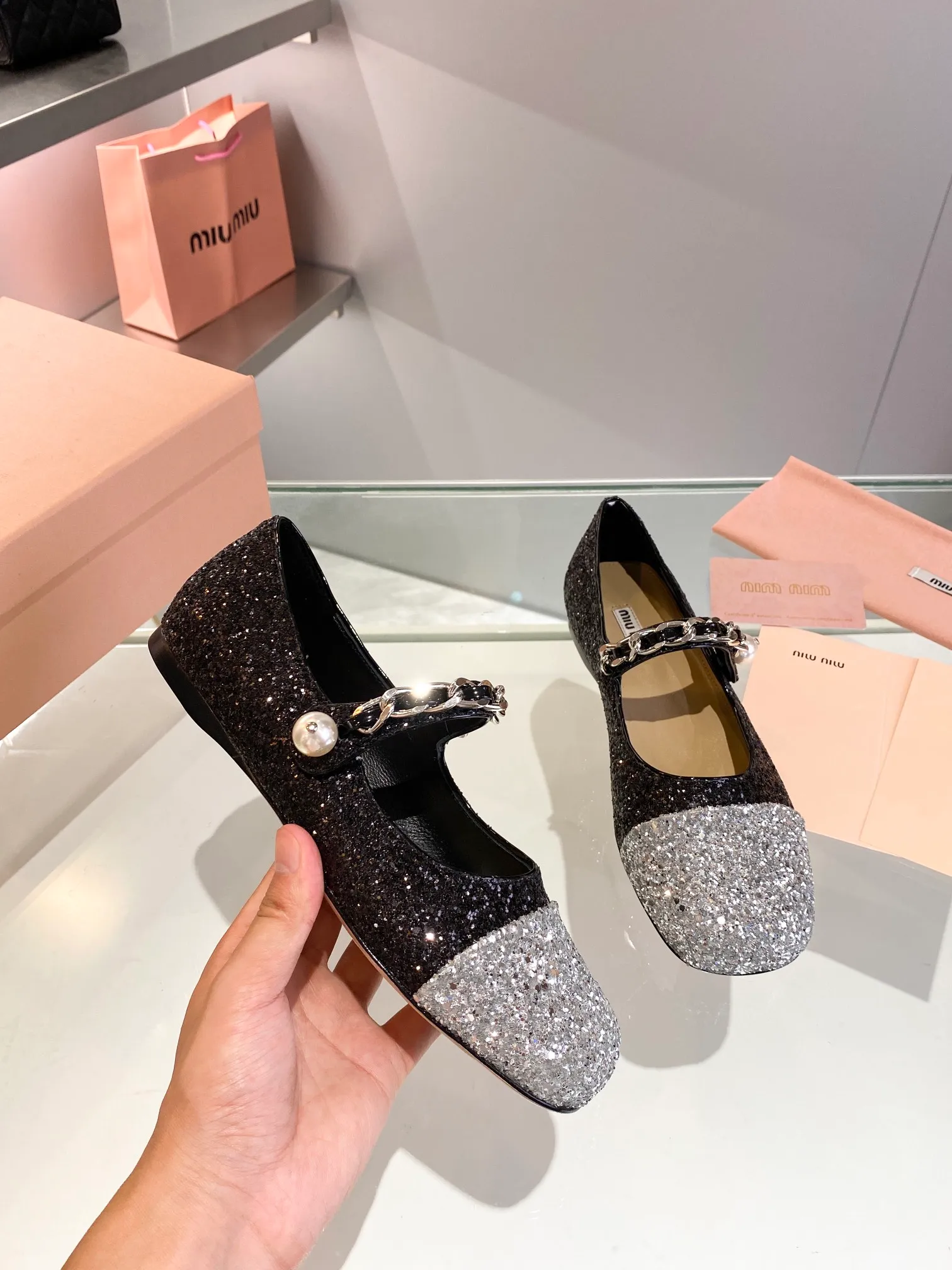 頂級品質 Miu Miu2022秋冬新款新品🎊🎊全新超美水鑽鑽花裝飾搭配 🎶時尚淑女氣質十足 雙色拼接 又不乏美豔色彩😘外側附帶彈力像巾 上腳非常方便▪️鞋面:進口格力特▪️墊腳/內裡:進口山羊皮.上腳非常方便 跟高:7cm.4.5CM平底3個跟高▪️意大利進口牛皮大底 ▪️Size:35-39. （4-40定做）