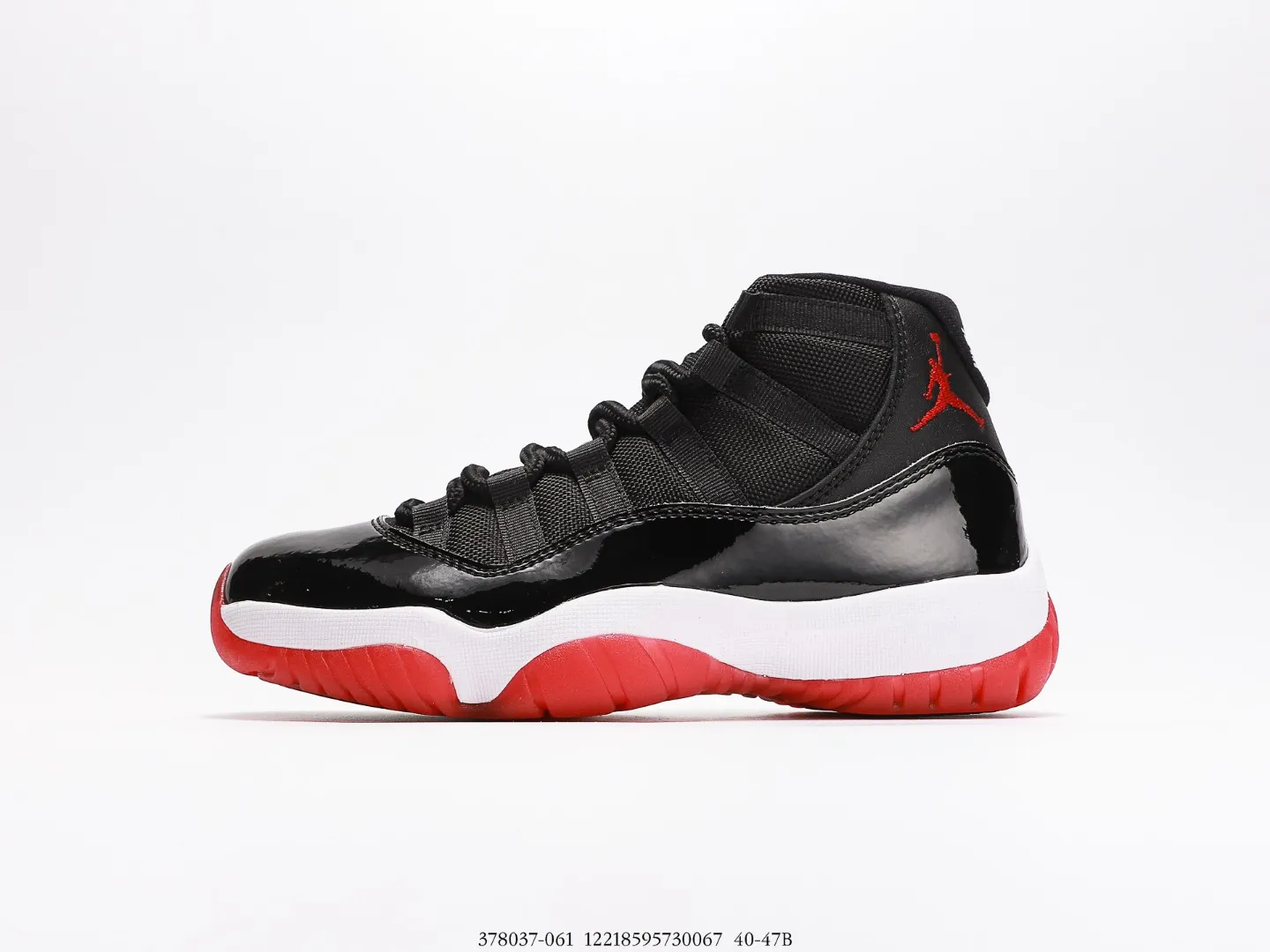 高版本真碳喬丹 Air Jordan AJ11 Low “Rose Gold”黑白低幫實戰籃球鞋 經典的黑白主題不用多說,公牛隊的象徵深入人心,鞋身將以大漆皮的設計呈現,與前幾年發售的所有 Air Jordan 11 採用相同的規格。