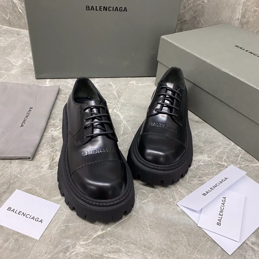 BALENC CIAGA 巴黎世家馬丁靴 新品 大頭Logo暗黑系列 頂級高品質發售 歡迎👏對比🆚 高低幫兩個版本  秋冬T台走秀 各大時尚網紅博主同款  意大利🇮🇹亞光開邊珠牛皮 上腳舒適，個性帥氣百搭。
