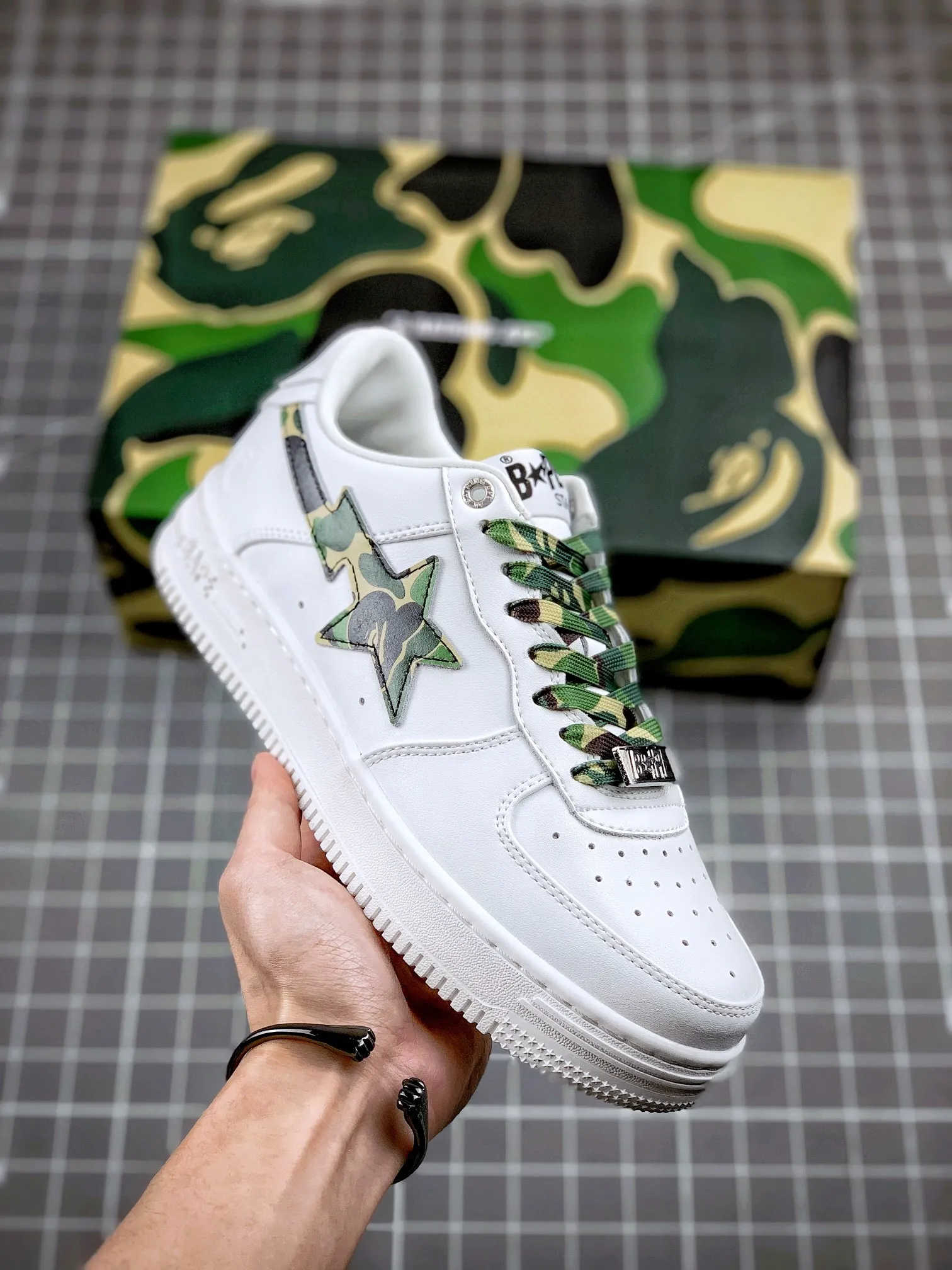 大廠出品 首發實拍Bape Abc Camo Sta Low 經典百搭休閒運動板鞋 潮流教父nigo品牌 "白綠迷彩"配色獨家私模  版本 典猿人頭設計 純正版型 海玻璃鞋墊 內置全掌氣墊 全套頂級包裝 依然是辨識度一流的星星標誌 包含猿人logo定制防塵袋 猿人logo卡片 抗壓收納抽屜式鞋盒 官方同步正碼 貨號：1H20-191-045Size：36 36.5 37.5 38 38.5 39 40 40.5 41 42 42.5 43 44 44.5 45