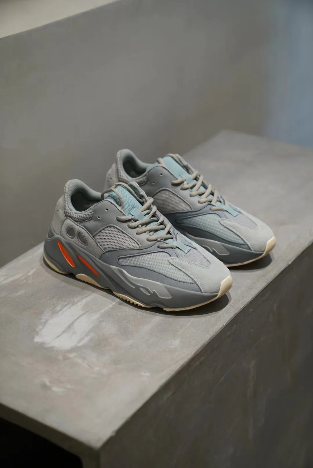🔥YEEZY Boost 700 慣性藍灰🔥 經典延續,作為YEEZY最好穿的系列之一,相較於350,雖沒有那麼強烈的“踩💩”感,但勝在支撐性更好,也同樣兼具輕量化和非常好的腳感,大面積反毛皮鞋面,也更適宜秋冬季穿著❗️⚠️尺碼:36、36.5、37、38、38.5、39、40、40.5、41、42、42.5、43、44、44.5、45 、46