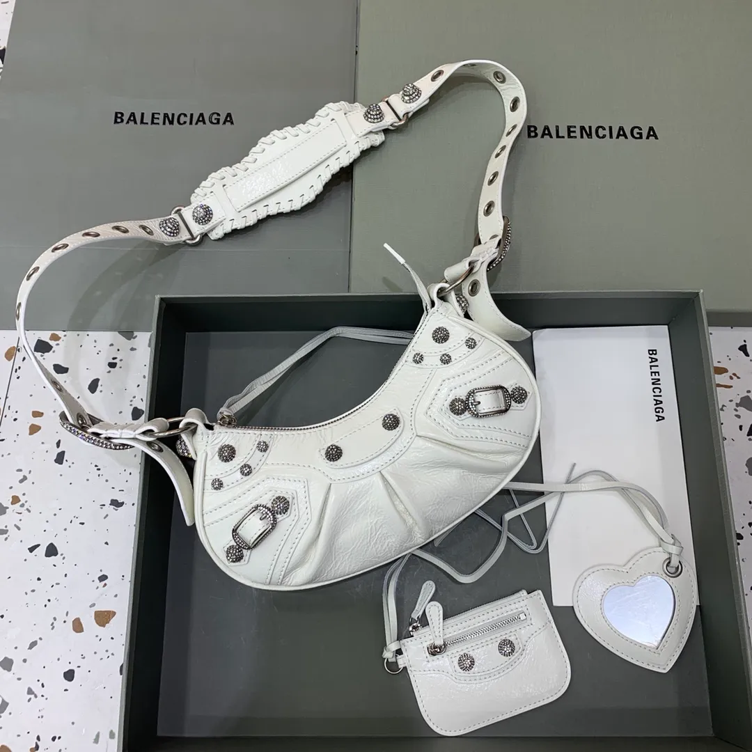 【油臘白色帶鑽】Balenciag Le Cagole半月牙腋下包斜挎包致敬經典機車包系列重磅新款王炸登場la～在傳統的機車包上做了改良 可調節編織肩帶附加孔眼和外掛皮革卡包、心型掛鏡♡沿用經典機車元素 細節非常講究 上身簡直痴迷復古率性 充滿搖滾氣息的大膽與前衛 辣妹本辣必須人手一個 愛了！