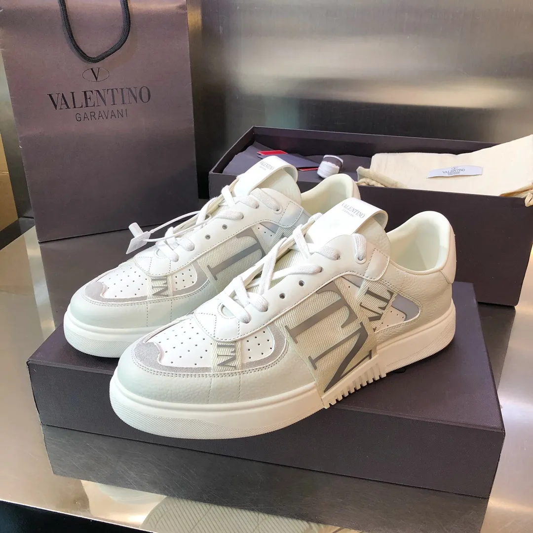 【頂級復刻代購版本】華倫天奴VALENTINO情侶款2020ss官網最新色推出 3D打印V字大logo 萬年經典拼色系列休閒小白鞋～1:1頂級原版復刻 鞋面：頭層小牛皮 （重工拼接工藝）內裡：牛皮（套包原版工藝）標準碼數：女碼35-39/男碼38-44