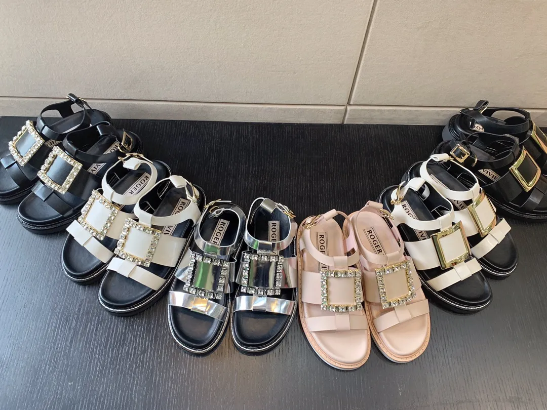 Roger Vivier /RV 鑽扣羅馬涼鞋2022新款 羅馬風又刮起了..真的yyds 繼白色 黑色之後 ,酷炫色的銀色也來了..金屬感的色澤 永遠是最吸引人眼球的C位.碼數 35-39 (40地址不退換)